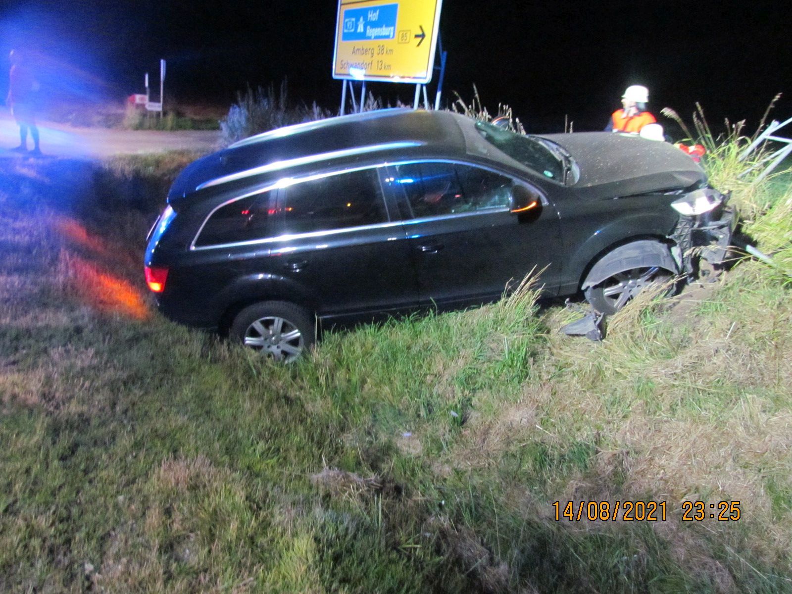 Die Einmündung zur B85 hat der Fahrer übersehen und landete gegenüber im Straßengraben Foto: Polizei Neunburg v.W.