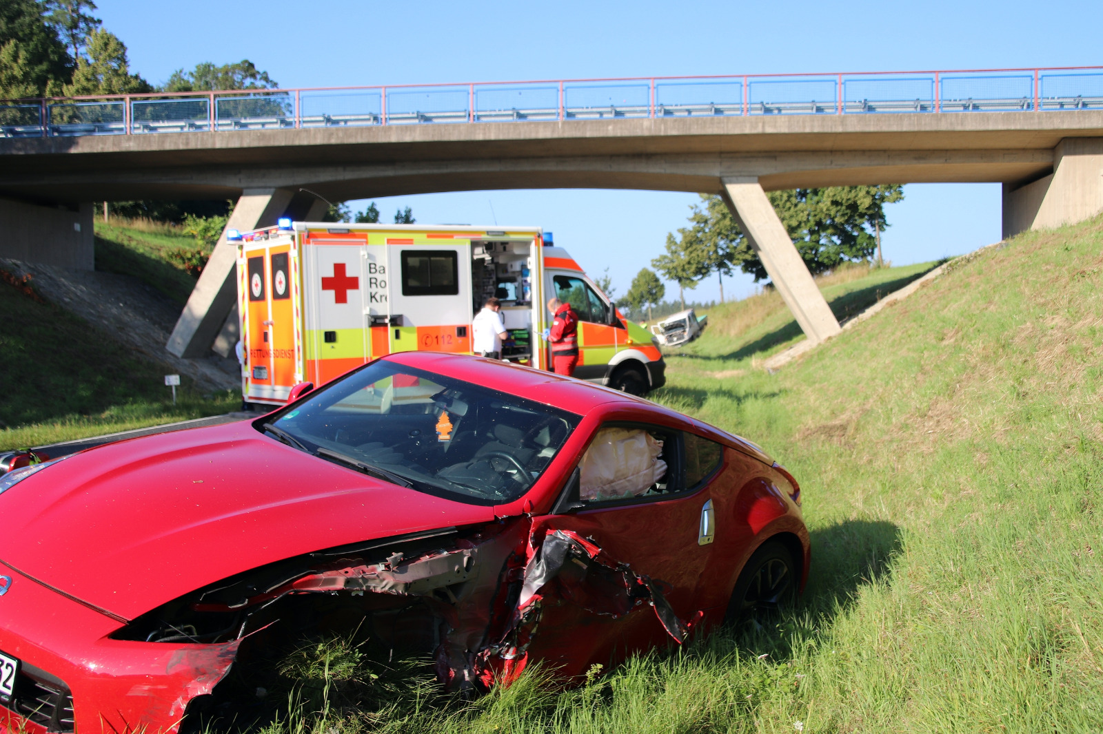 Wohl wegen der tiefstehenden Sonne kam der Nissan-Fahrer auf die Gegenfahrbahn Foto; Oberpfalz Aktuell