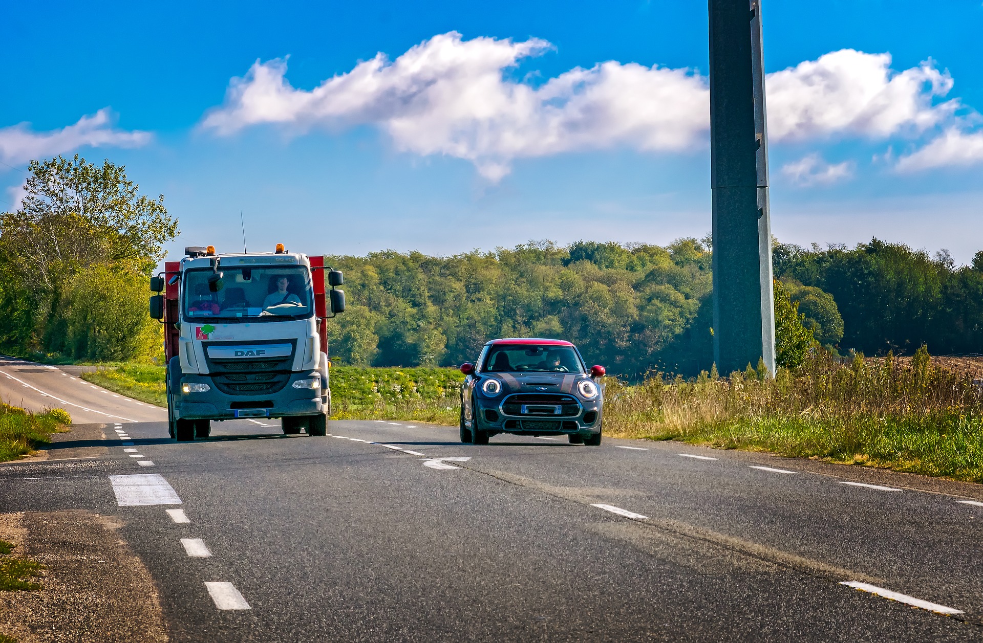 Überholen beim Abbiegen führt zu Verkehrsunfall bei Hahnbach