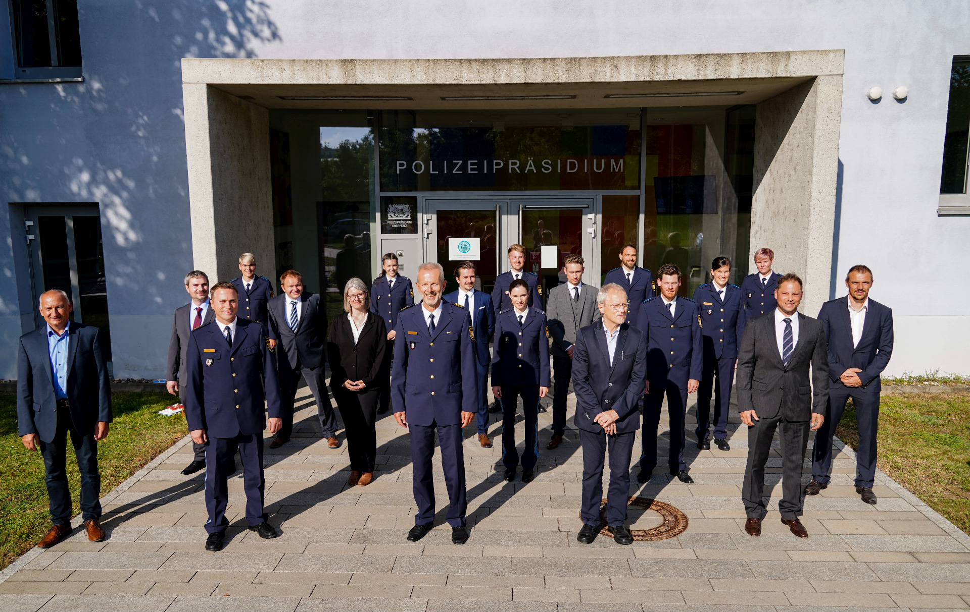 Erste Reihe v.l.n.r.: EKHK Franz Eichenseher (Vorsitzender des Personalrates), PD Robert Fuchs (Ausbildungsleiter 3. QE), Polizeivizepräsident Thomas Schöniger, LRD Franz Kaupper (Leiter Abteilung Polizeiverwaltung), PI Michael Seitz Foto: PP Oberpfalz/tw