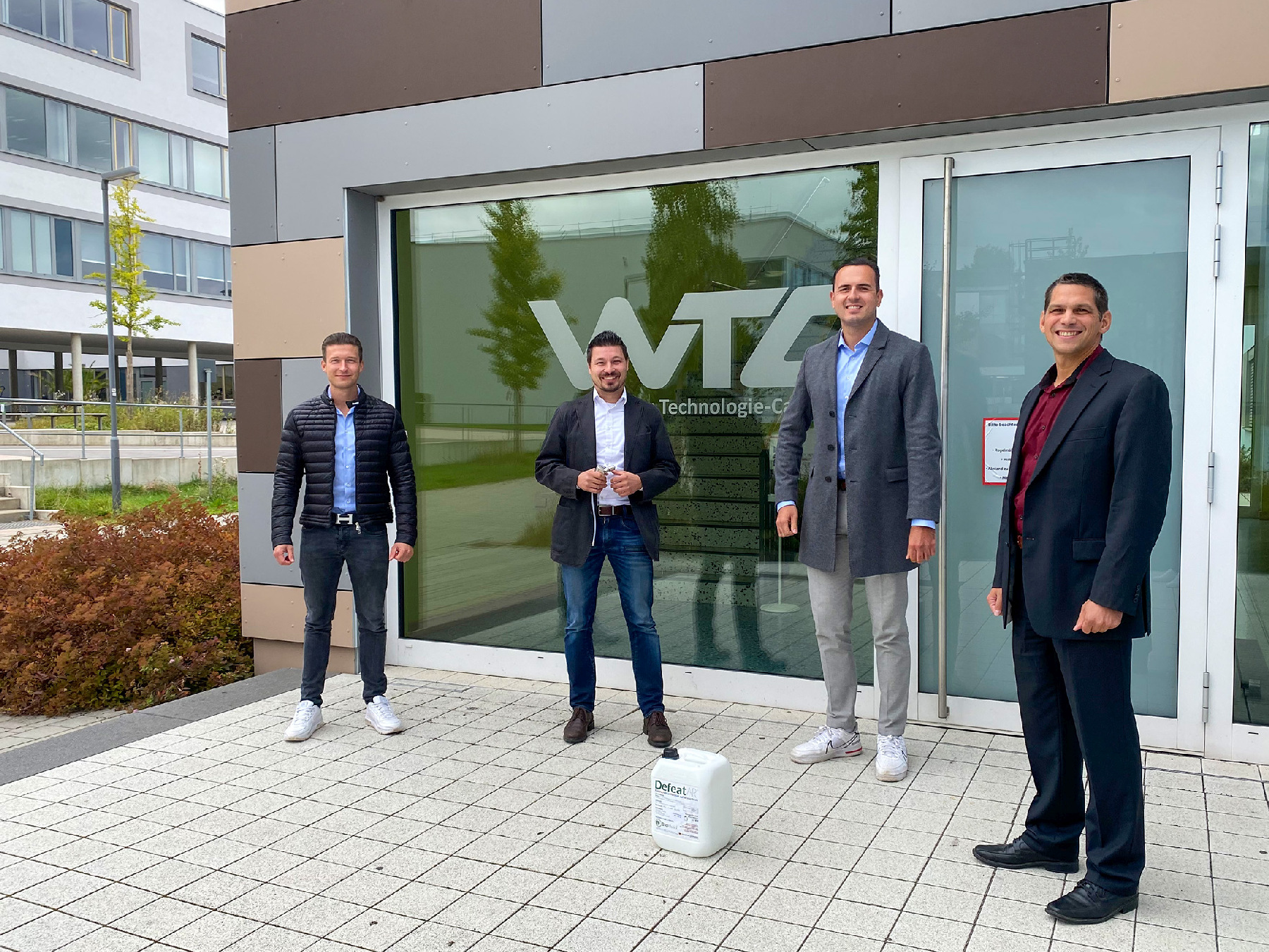 Von links: Die Gründer der Apollon Biotech GmbH Benjamin Eibisch, Johannes Gallasch und Timo Györi mit dem Laborleiter Dr. Sebastian Buhl. Im Vordergrund die Chemikalien zur Trockenverneblung Foto Lehner/OTH Amberg-Weiden