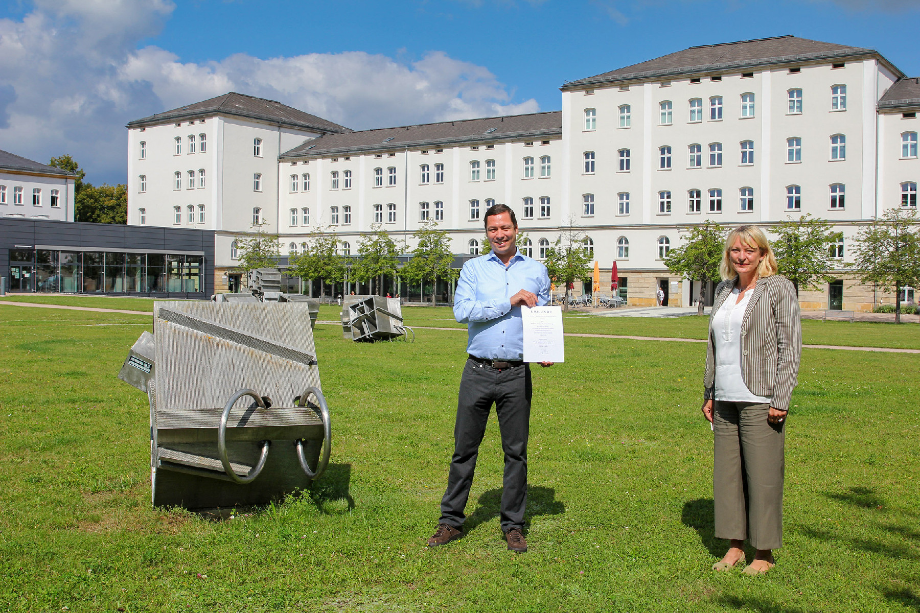 Prof. Dr. Daniel Loebenberger erhält von Prof. Dr. Andrea Klug, Präsidentin der OTH Amberg-Weiden, die Berufungsurkunde. Foto: Wiesel/OTH Amberg-Weiden