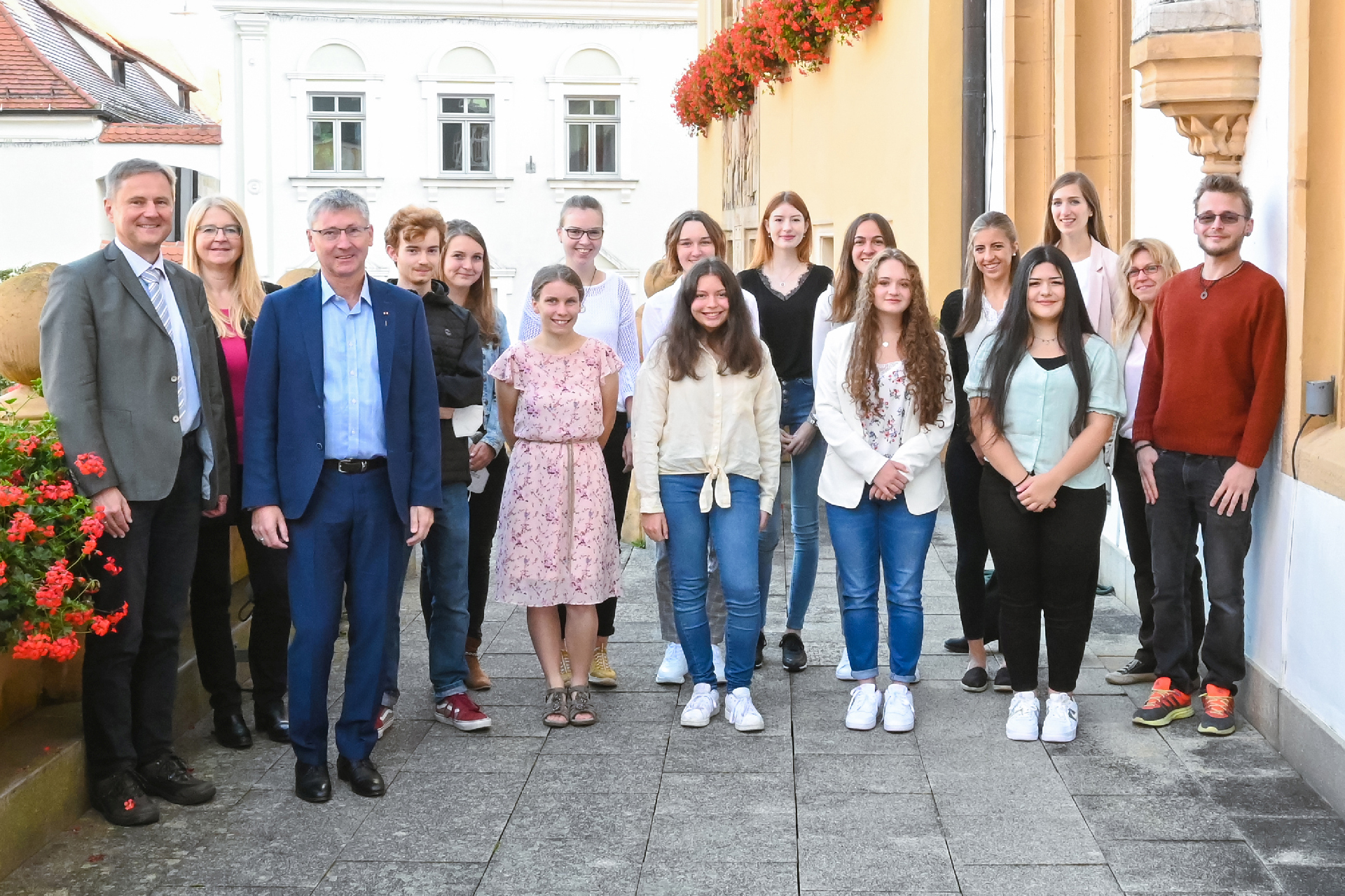 von links: Dr. Bernhard Mitko, Maria Meyer, Franz Badura, Marvin Smith, Sarah Deiminger, Lisa Paßler, Theresa Popp, Julia Geißdörfer, Marie Bruckner, Elena Berschneider, Nadine Sebald, Franziska Geißler, Miriam Geitner, Sinem Sahan, Julia Haupt, Eveline Süß und Dominik Schaller Foto © Stadt Amberg, Simon Wiesner