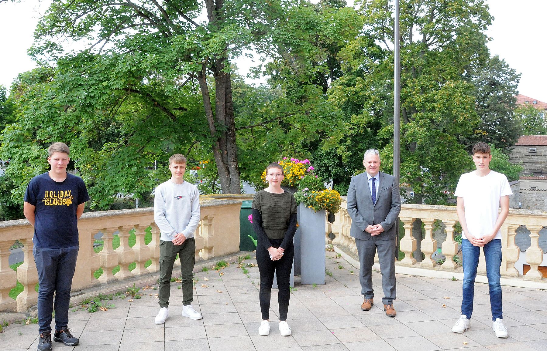 Landrat Richard Reisinger (zweiter von rechts) begrüßt die neuen Auszubildenden auf dem Balkon des Landratsamtes. Von links: Lukas Höfler, Martin Weiß, Johanna Noack und Roman Herrmann Foto: Martina Beierl