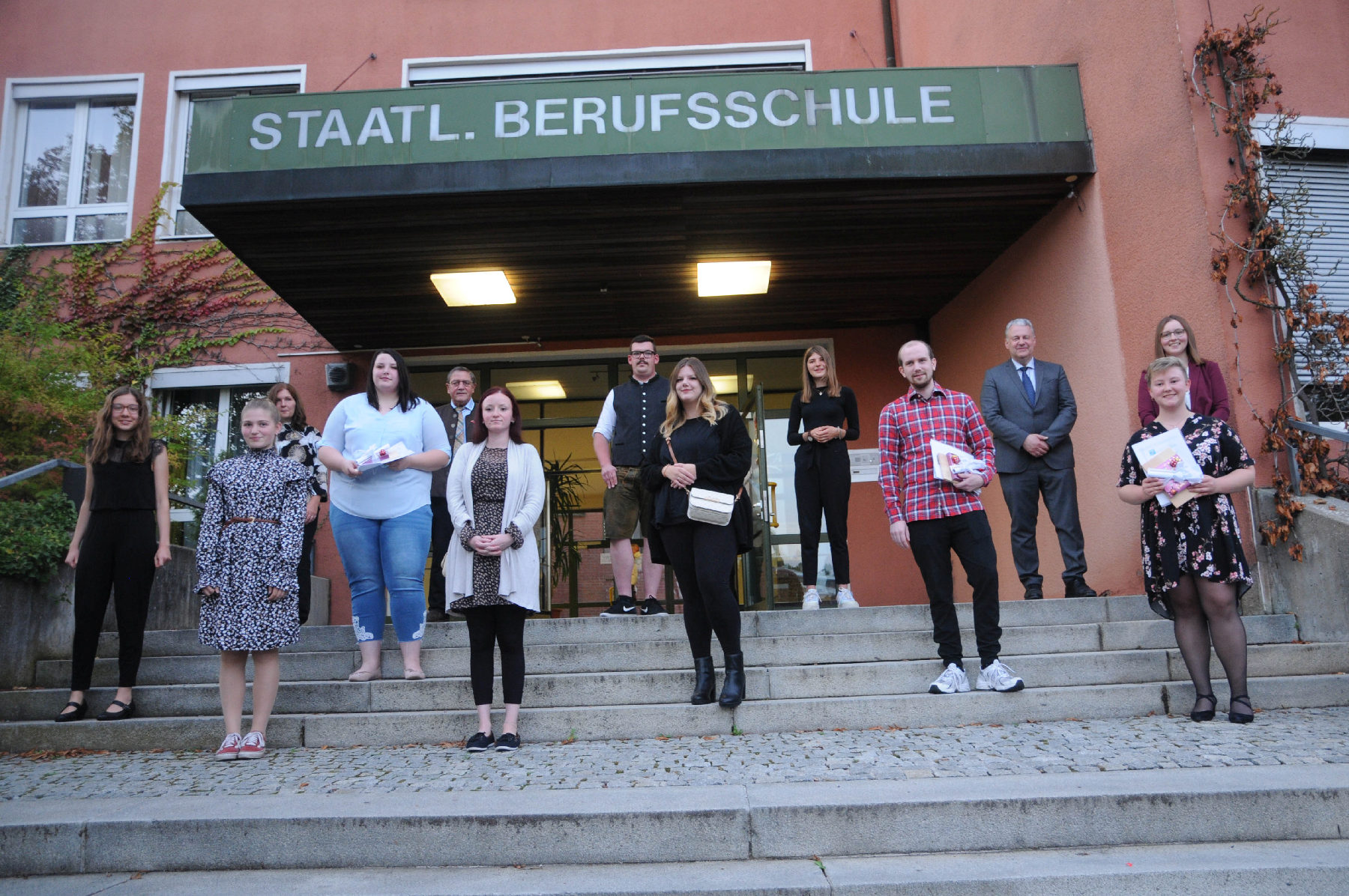 Die ausgezeichneten Besten des Jahrgangs 20/21 am Beruflichen Schulzentrum mit Landrat Richard Reisinger (Dritter von rechts) und Oberstudiendirektorin Sabine Fersch (Dritte von links) Foto: Joachim Gebhardt