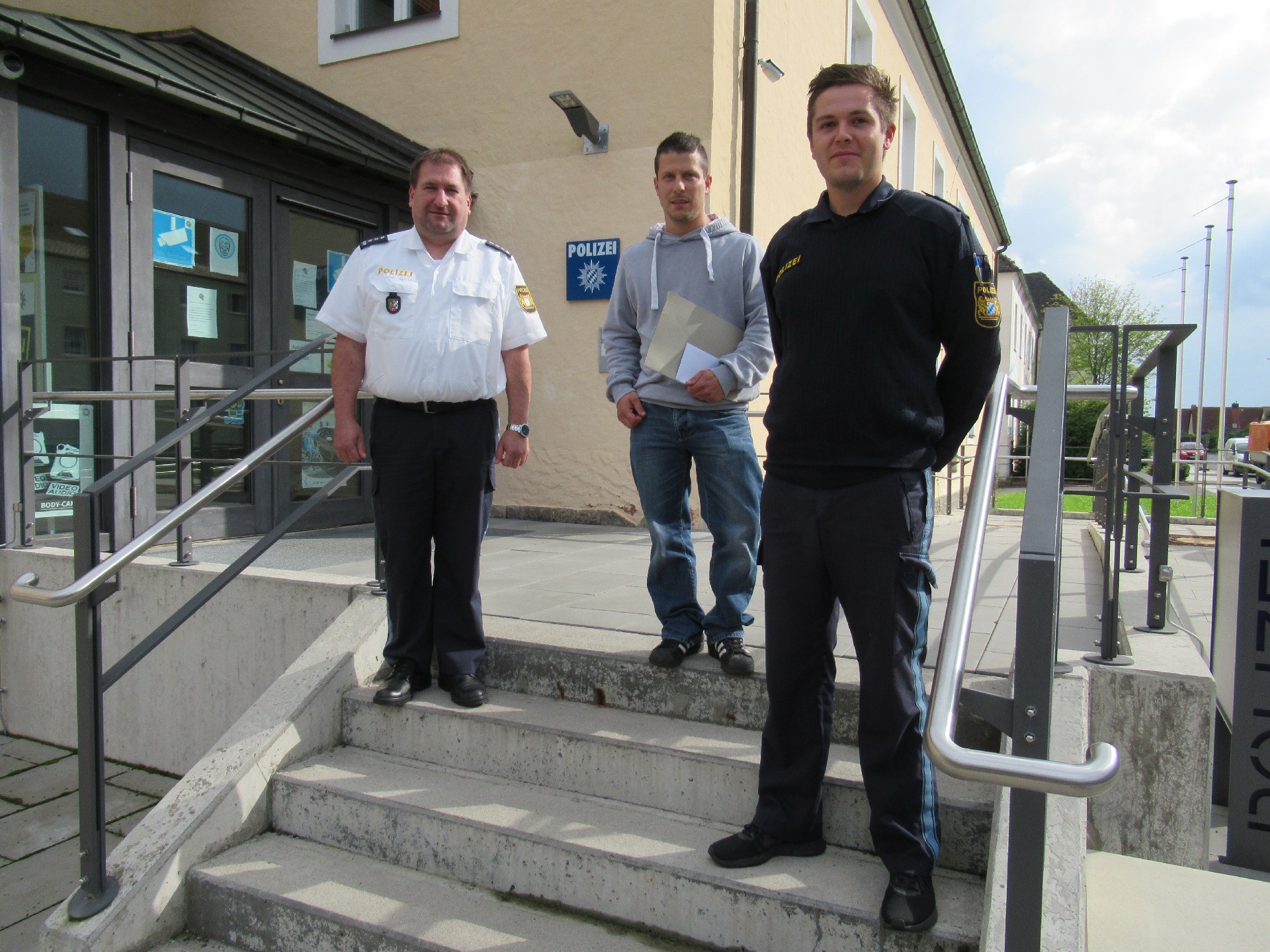 v.l.: EPHK Heldwein, Herr Eisenkolb, PHM Kevin Weiß (Sachbearbeiter) Foto: Polizei Waldsassen