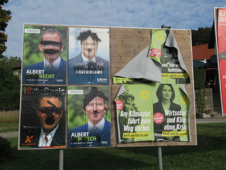 Beschmierte Wahlplakate in Flossenbürg Foto: Polizei