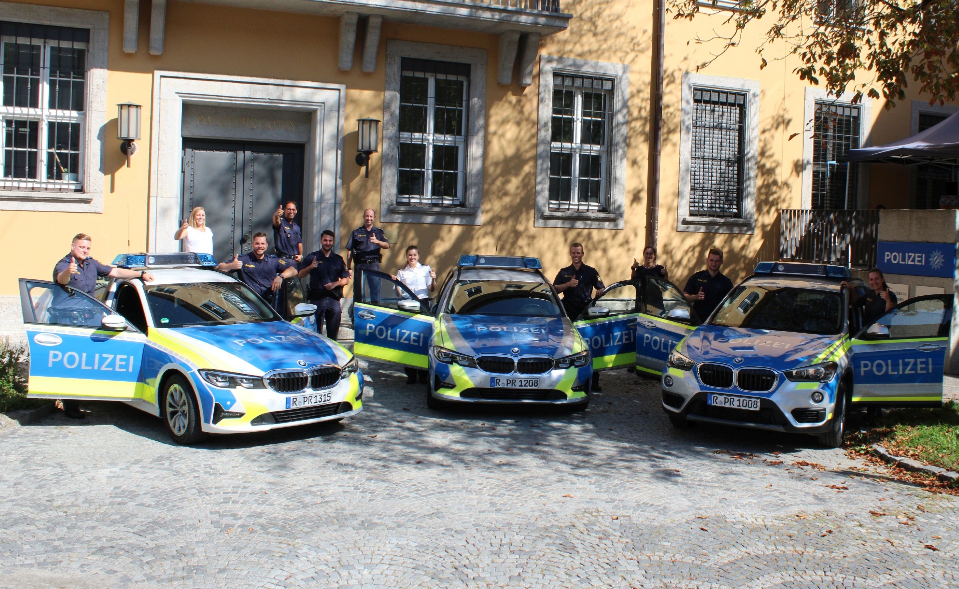 Die Polizeiinspektion Regensburg Süd begrüßt ihre neuen Kollegen