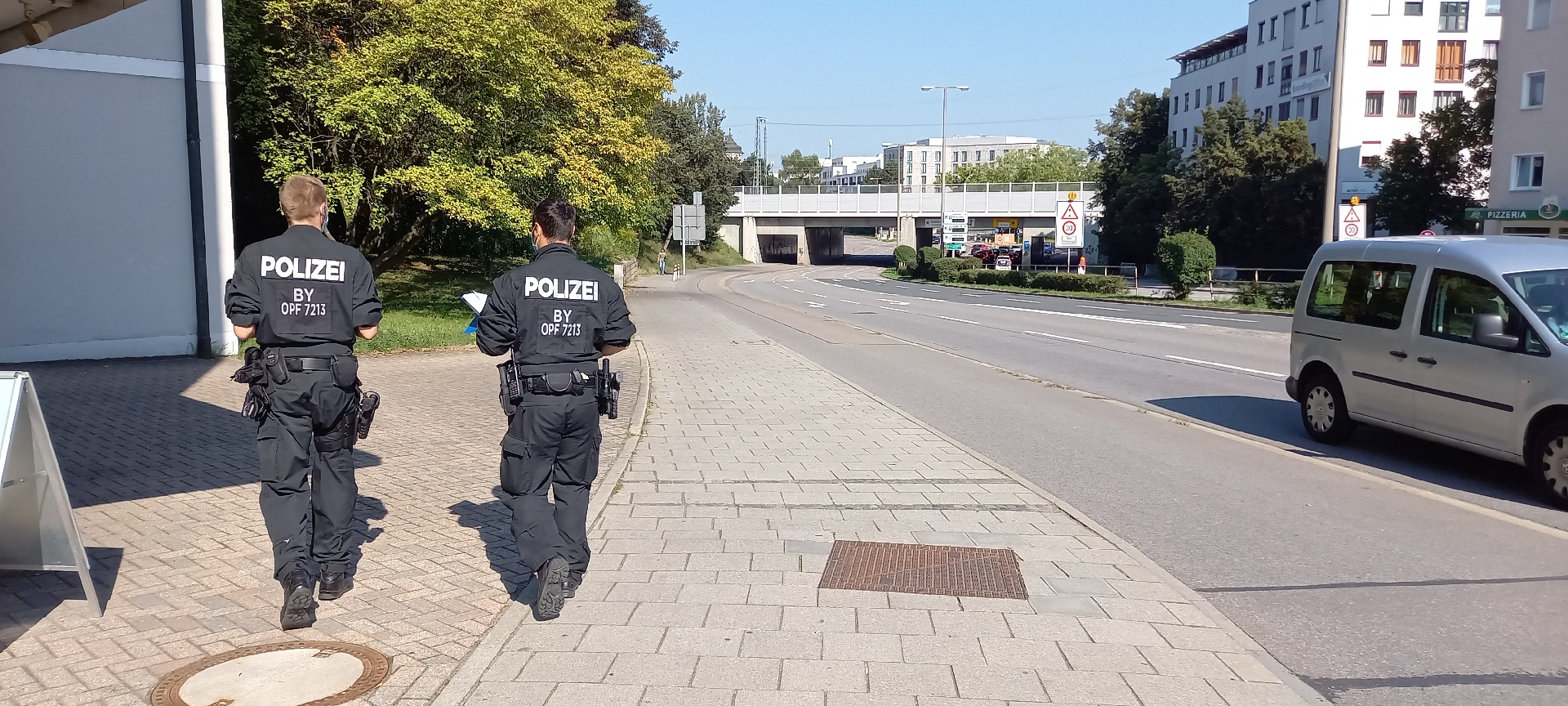 Die Polizei bei der Anwohnerbefragung Foto: Polizeipräsidium Oberpfalz