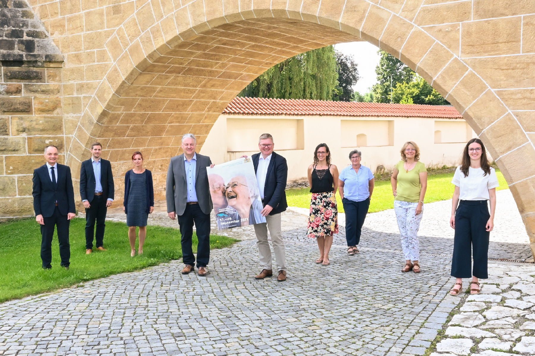 (von links) Roland Ganzmann (Vorstand, St. Anna Krankenhaus Sulzbach-Rosenberg), Dr. Raphael Gaillard (Bayerisches Landesamt für Pflege), Angela Schneider (komm. Amtsleitung, Bayerisches Landesamt für Pflege), Landrat Richard Reisinger, Oberbürgermeister Michael Cerny, Katja Stiegler (AOVE – Koordinierungsstelle „Alt werden zu Hause), Birgit Hübner (Fachstelle für Pflegende Angehörige, Malteser e.V.), Irene Hug (Gesundheitsamt Amberg-Sulzbach), Christine Hecht (Geschäftsstelle Gesundheitsregion plus AM/AS); Veranstalter. Foto © Stadt Amberg, Simon Wiesner.