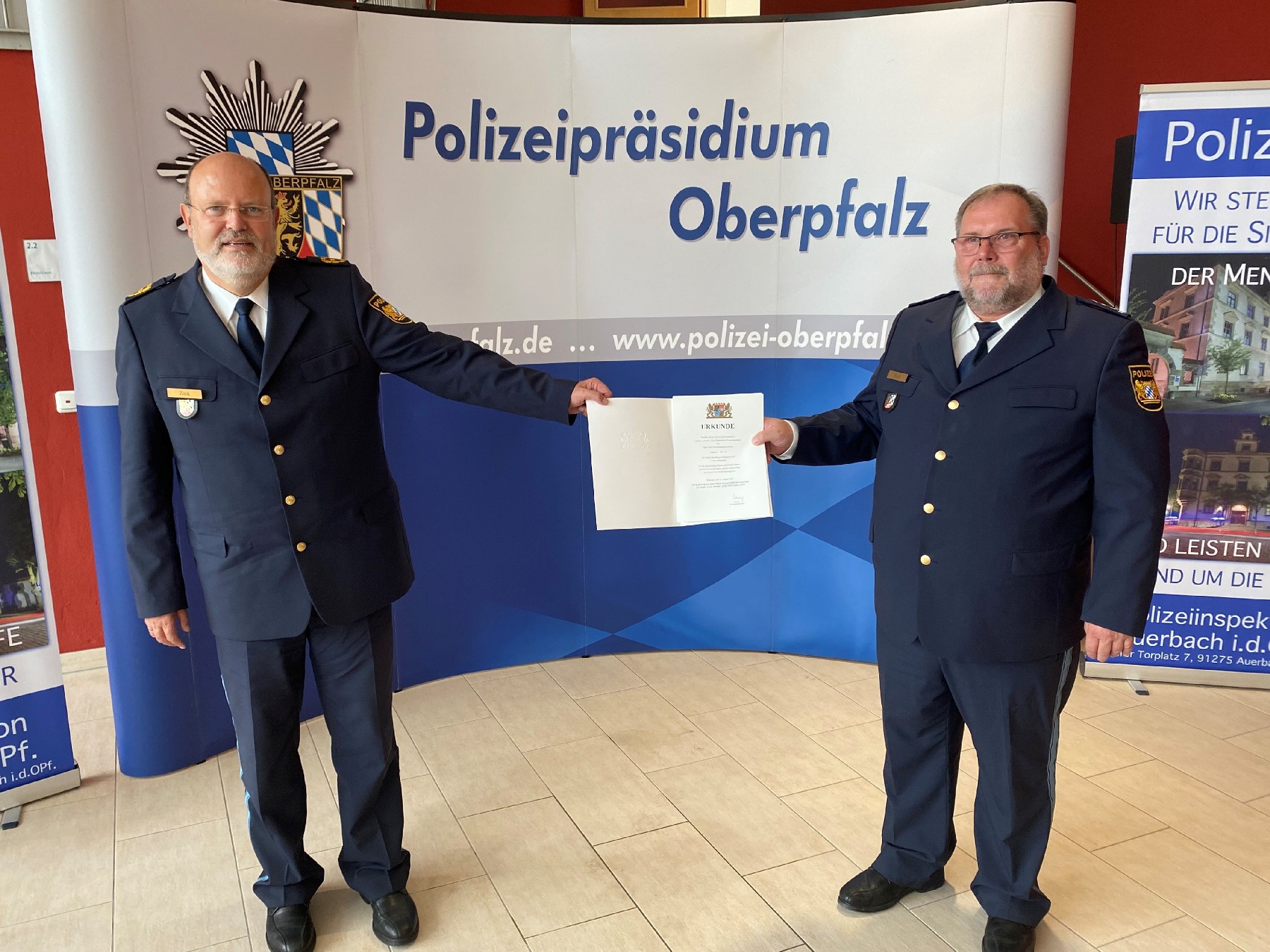 Polizeipräsident Norbert Zink (links) verabschiedet EPHK Manfred Weiß  Foto: Polizeipräsidium Oberpfalz, T. Plößl