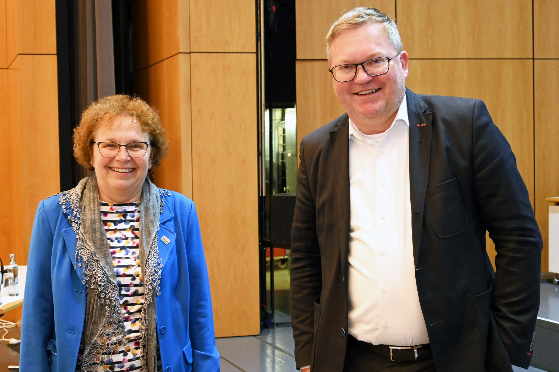 OB Michael Cerny gratulierte Brigitte Netta und ihrem Team ganz herzlich zur Nominierung für den deutschen Kita-Preis und drückt schon jetzt die Daumen, dass es die DigiMINTKids bis ins Finale schaffen. Foto: Susanne Schwab, Stadt Amberg