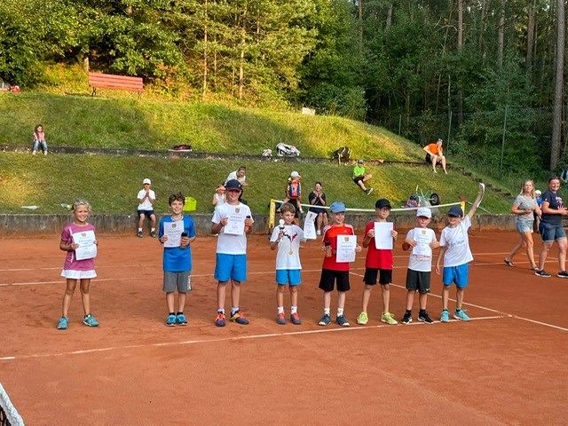 Die Teilnehmer im Kleinfeld U9 präsentierten stolz ihre Urkunden (für die Plätze 1-3) und Teilnahmebescheinigungen: Lena Münch, Liam Williams, Finn Seidl, Paul Schopper, Fabian Albertin, Valentin Böhm, Emil Eisend und Valentin Riß (von links) Foto: Oliver Stienen