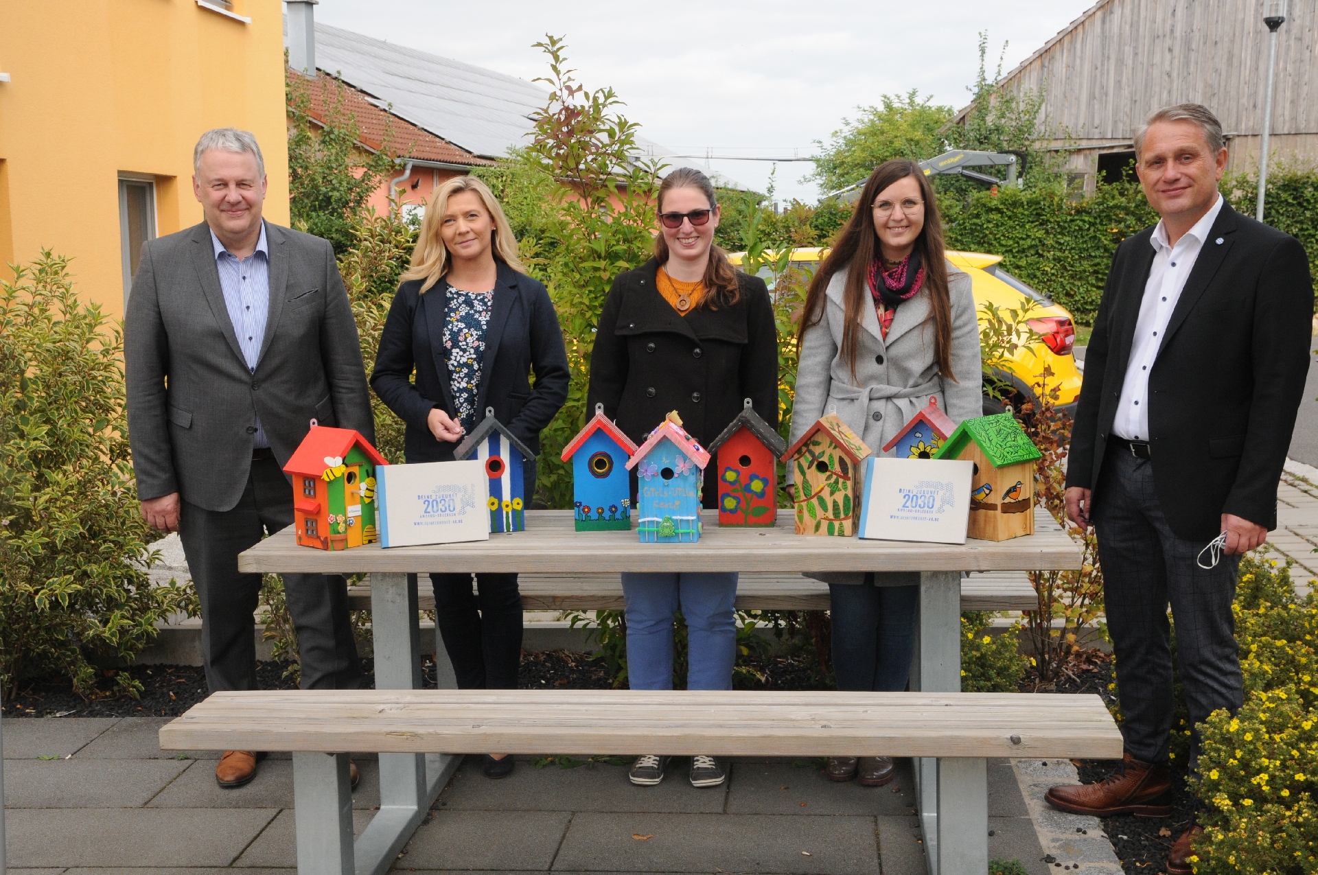 Sie freuten sich über die gelungenen Nistkästen: Landrat Richard Reisinger, Nicole Graf, Anita Vieracker, Katharina Schenk und Bürgermeister Hermann Böhm (von links) Foto: Joachim Gebhardt