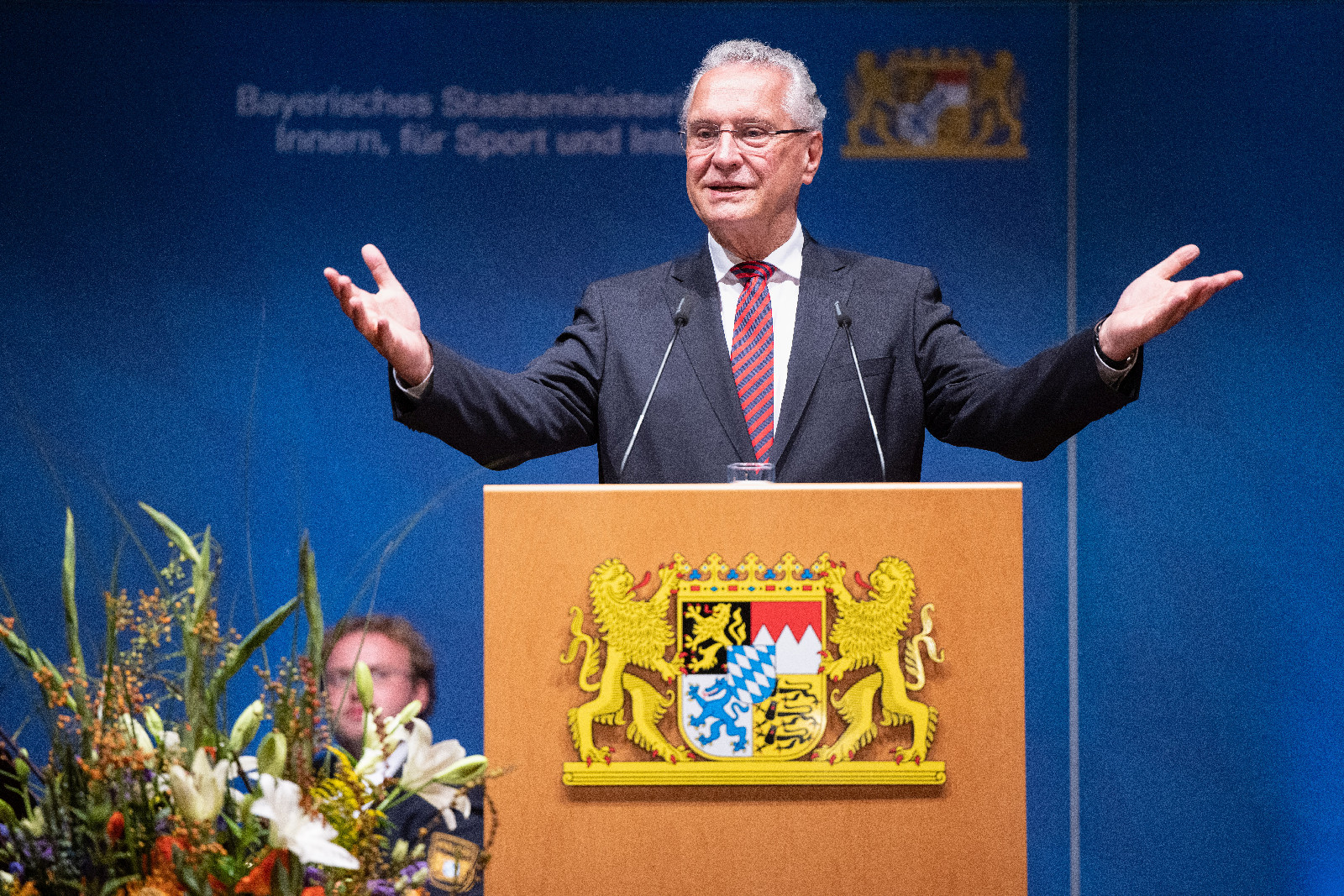 Innenminister Herrmann bei der Verleihung der Medaille für Verdienste um die innere Sicherheit für Zivilcourage Bild Urheber: Matthias Balk