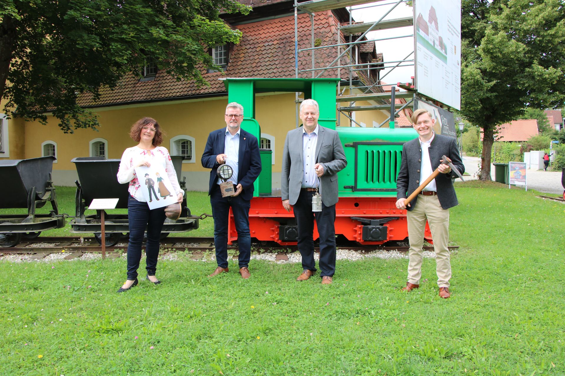 Sie brennen für die Zusammenarbeit, um Bergbaugeschichte erlebbar zu machen: Tanja Weiß, Bürgermeister Michael Göth, Landrat Richard Reisinger und Museumsleiter Dr. Martin Schreiner (v.li.). Foto: Johanna Wojtas, Stadt Sulzbach-Rosenberg