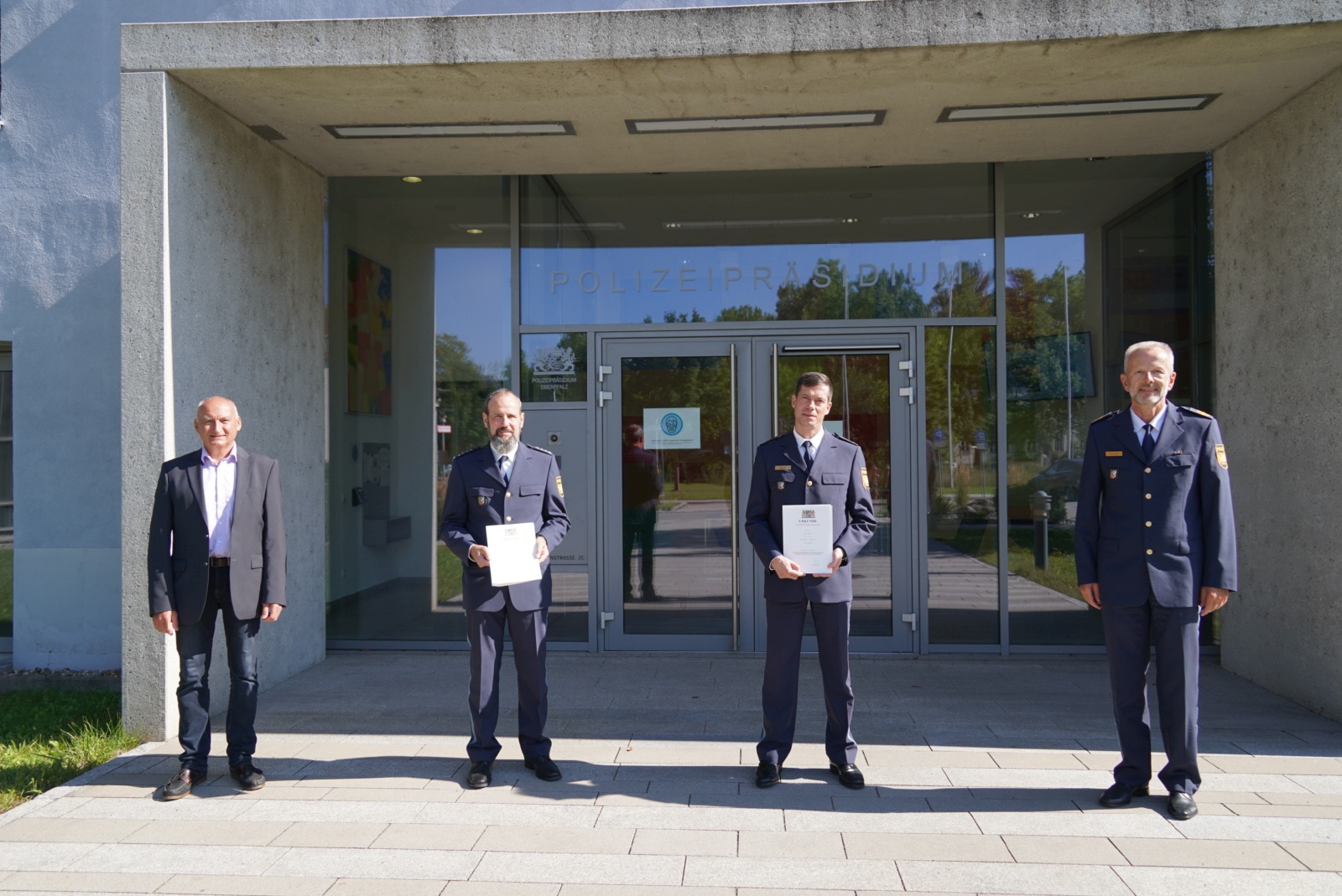 v.l.n.r Personalratsvorsitzender Franz Eichenseher, Erster Polizeihauptkommissar Johann Schächtl, Polizeirat Vincent Bauer, Polizeivizepräsident Thomas Schöniger Foto: Polizeipräsidium Oberpfalz