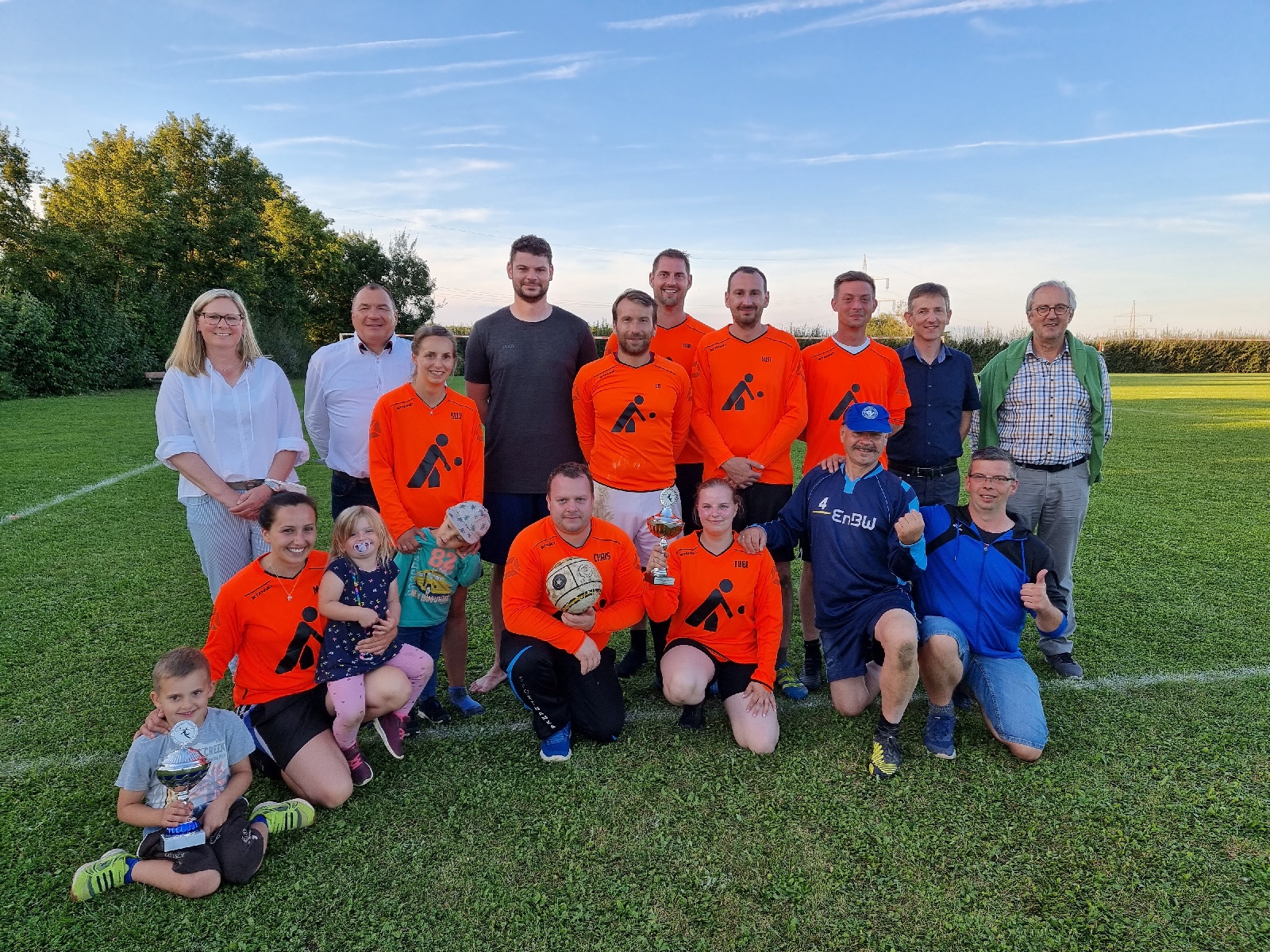 Glückliche Faustball-Fans (von hinten links): Stephanie Winter, Robert Graf, Jana Scherm, Matthias Weigert, Michael Lutter, Tobias Hofmann, Josef Weigl, Benjamin Mirz, Albert Geitner, Franz Mädler. (Von vorne links): Marina Hofmann, Christian Kugler, Kerstin Kugler, Günter Kugler, Stephan Nold Foto: Julian Heitzer