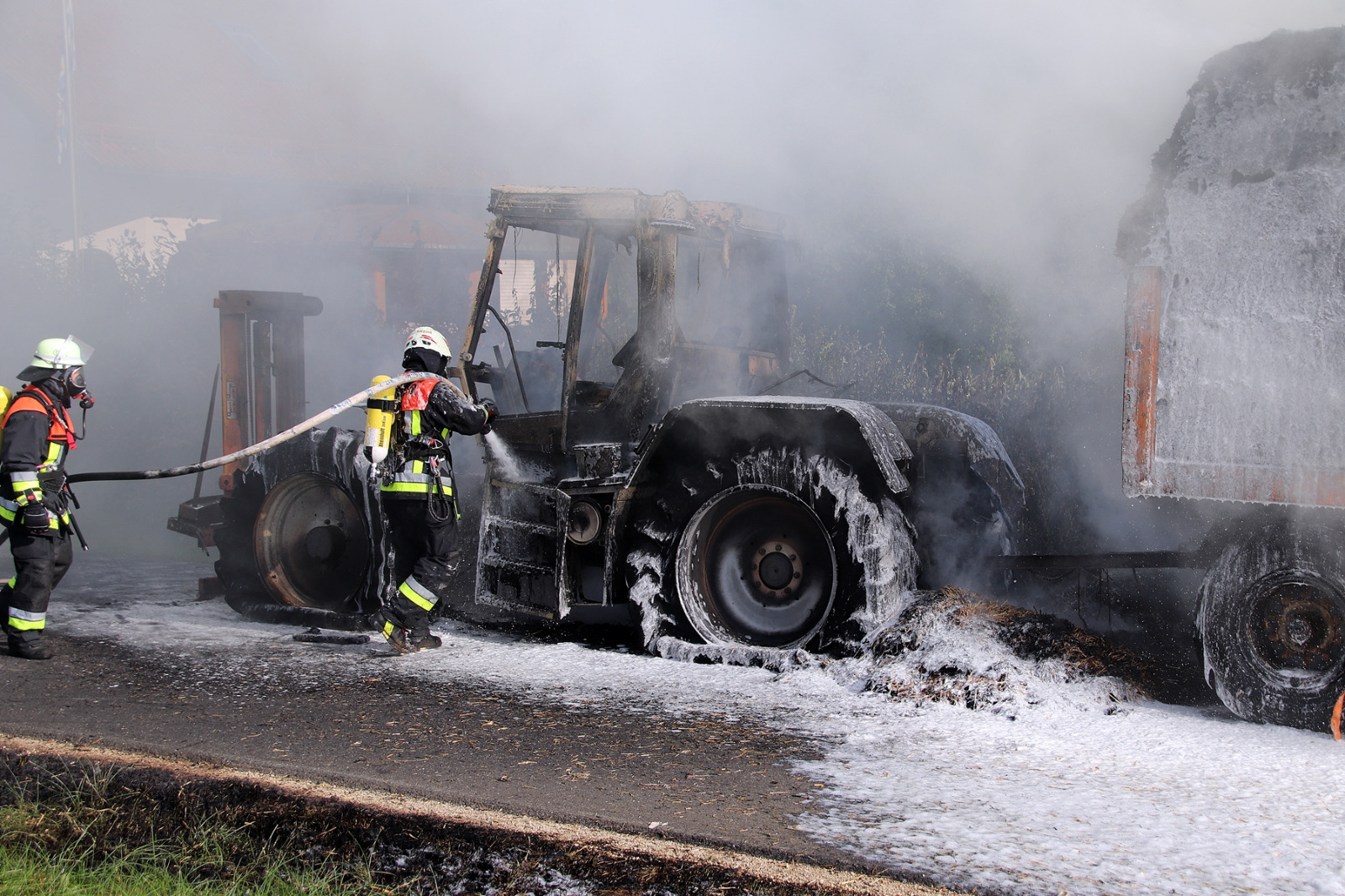 Das Traktorgespann brannte vollkommen aus Foto: Oberpfalz Aktuell