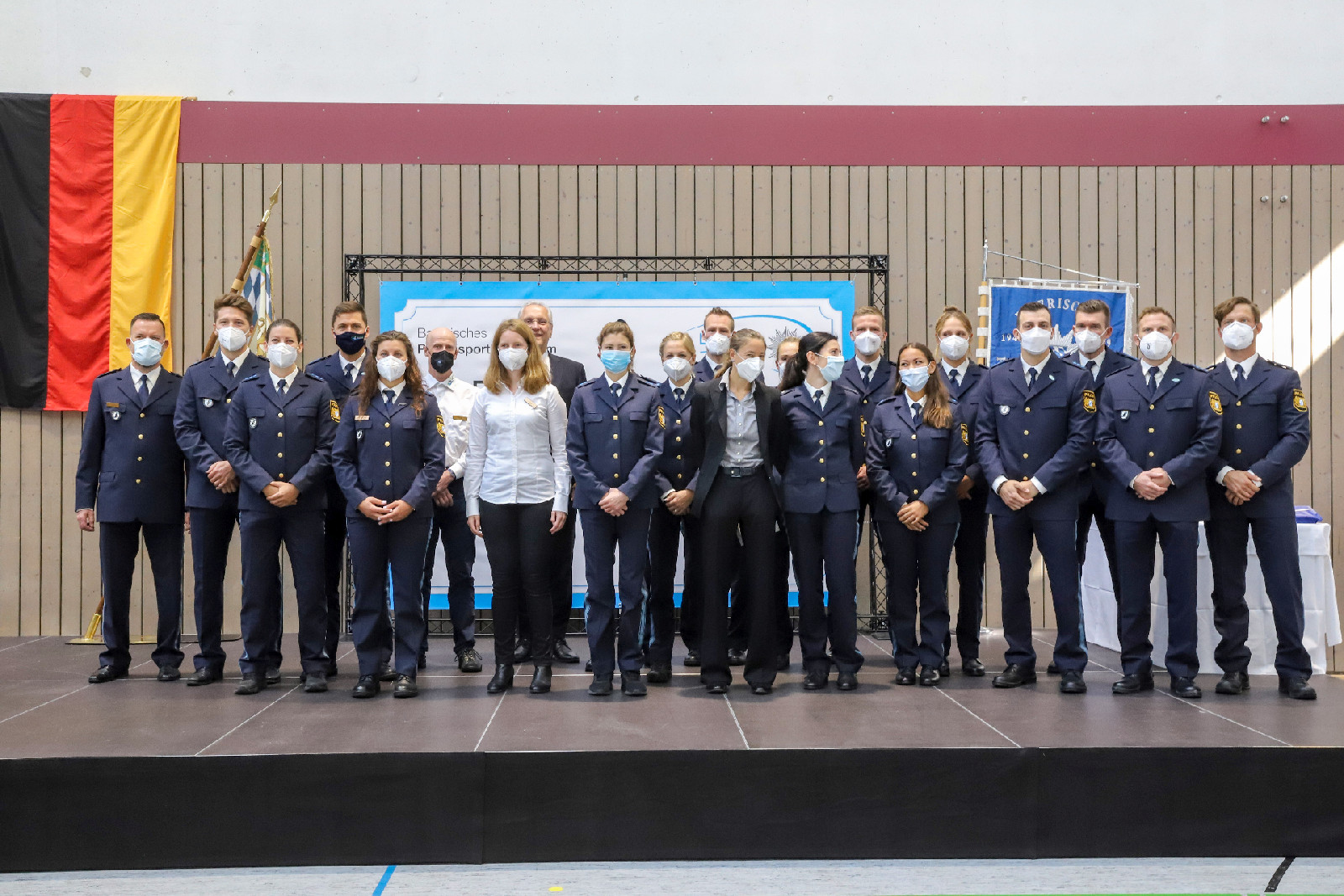 23. September 2021: Außergewöhnliches Engagement und unzählige intensive Trainingseinheiten – das haben die Athletinnen und Athleten des Polizeisports durch ihre Top-Platzierungen bewiesen. Innen- und Sportminister Joachim Herrmann hat heute in München 23 sportlich besonders erfolgreiche Polizeibeamte der Bayerischen Polizei für ihre ausgezeichneten Leistungen geehrt: „Wir sind auf die beeindruckenden sportlichen Leistungen unserer Athletinnen und Athleten sehr stolz. Sie sind Aushängeschilder der Bayerischen Polizei und Vorbild für viele junge Menschen.“ Bayerisches Innenministerium