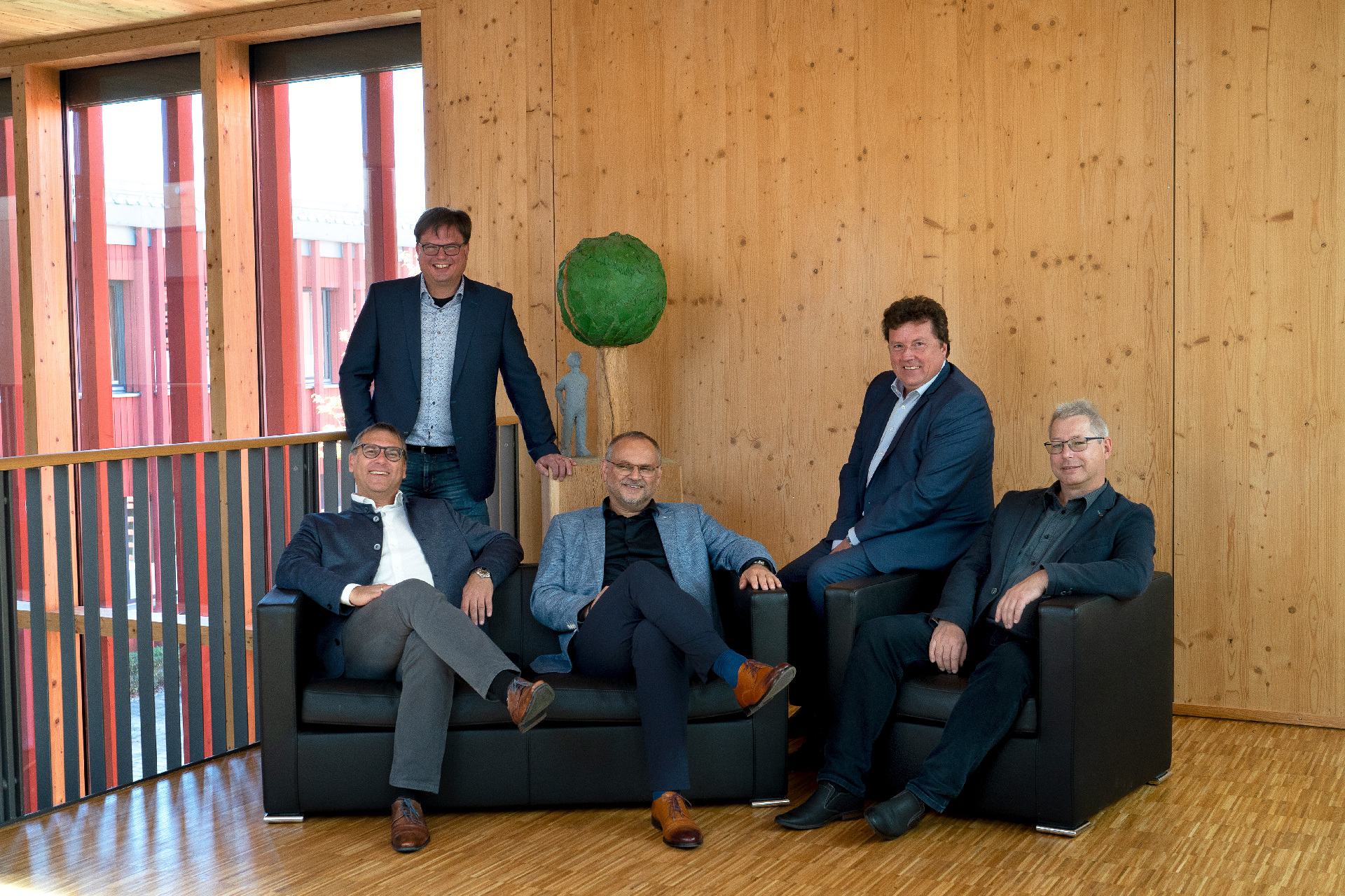 Die neu formierte Leitungsrunde des Amtes für Ländliche Entwicklung Oberpfalz: Frank Langguth (stehend), Erik Bergner (sitzend v.l.), Kurt Hillinger, Georg Guggenberger und Steffen Schneider. Fotos: Stefan Neumann, ALE Oberpfalz