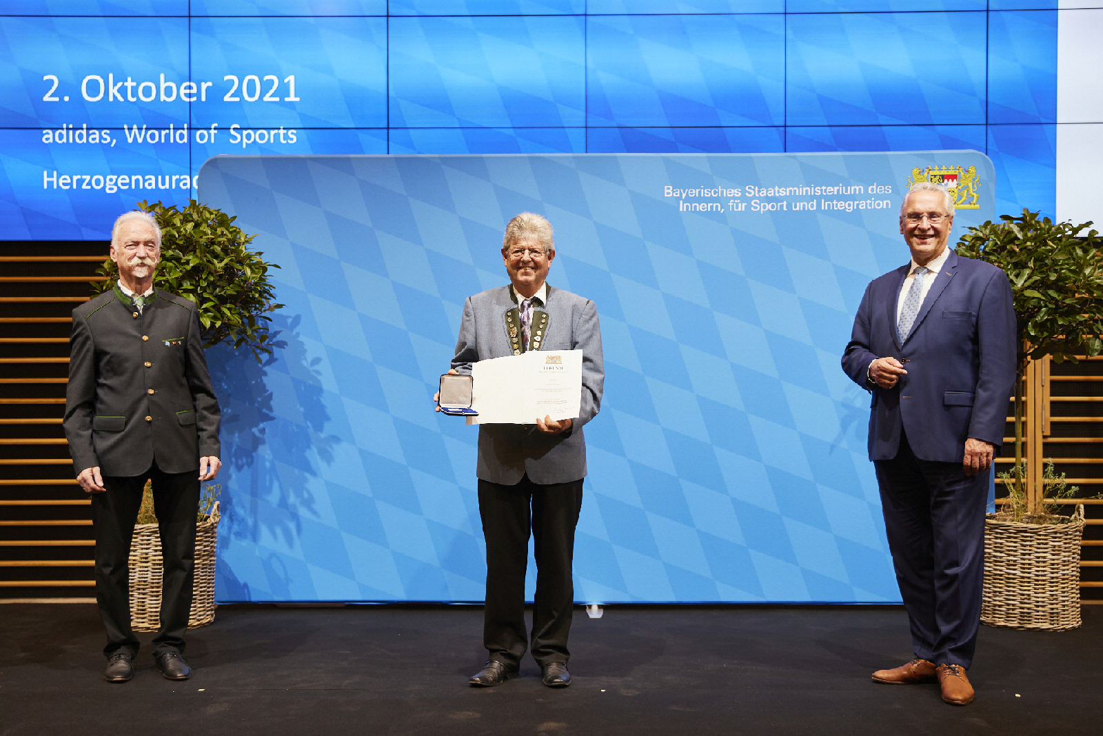 Auch Werner Fischer aus Sulzbach-Rosenberg erhielt die Ehrenmedaille Quelle: Bayerisches Innenministerium