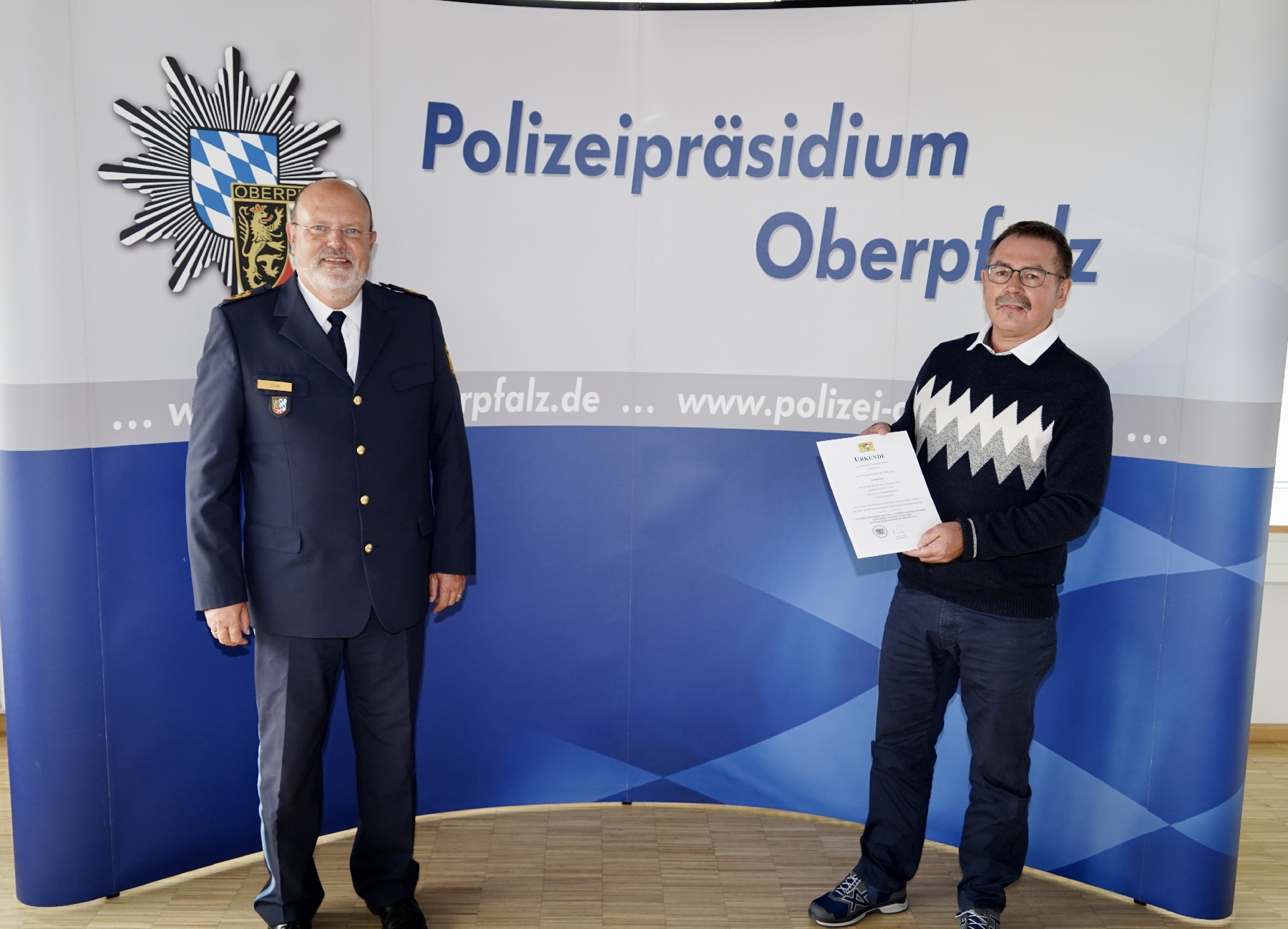 Polizeipräsident Norbert Zink und der künftige Ruheständler Ewald Bock Foto: Polizei