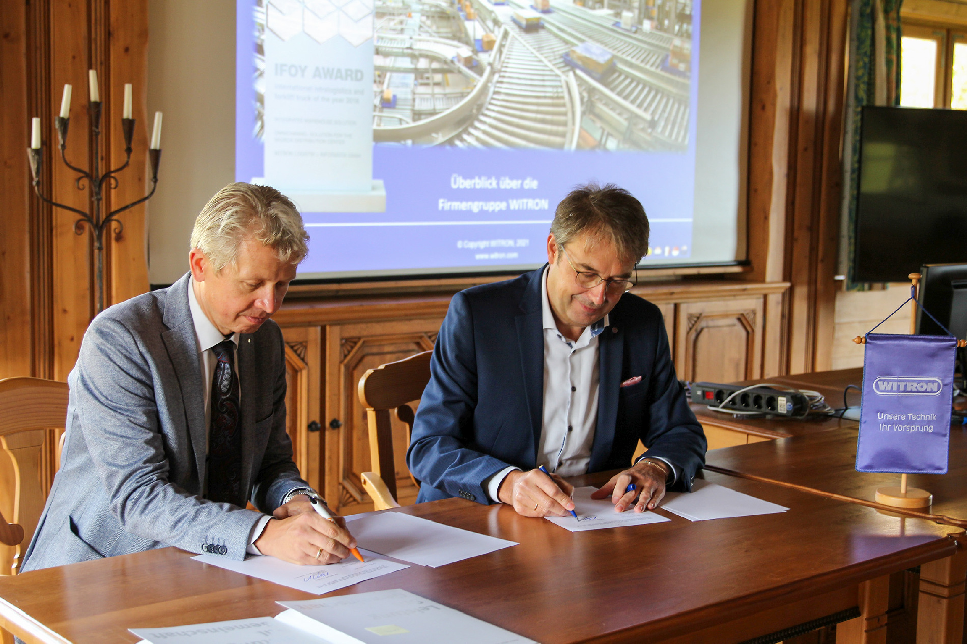 Hochschulpräsident Prof. Dr. Clemens Bulitta und WITRON-Geschäftsführer Johannes Meißner unterzeichnen die Kooperationsvereinbarung. Foto: Wiesel/OTH Amberg-Weiden