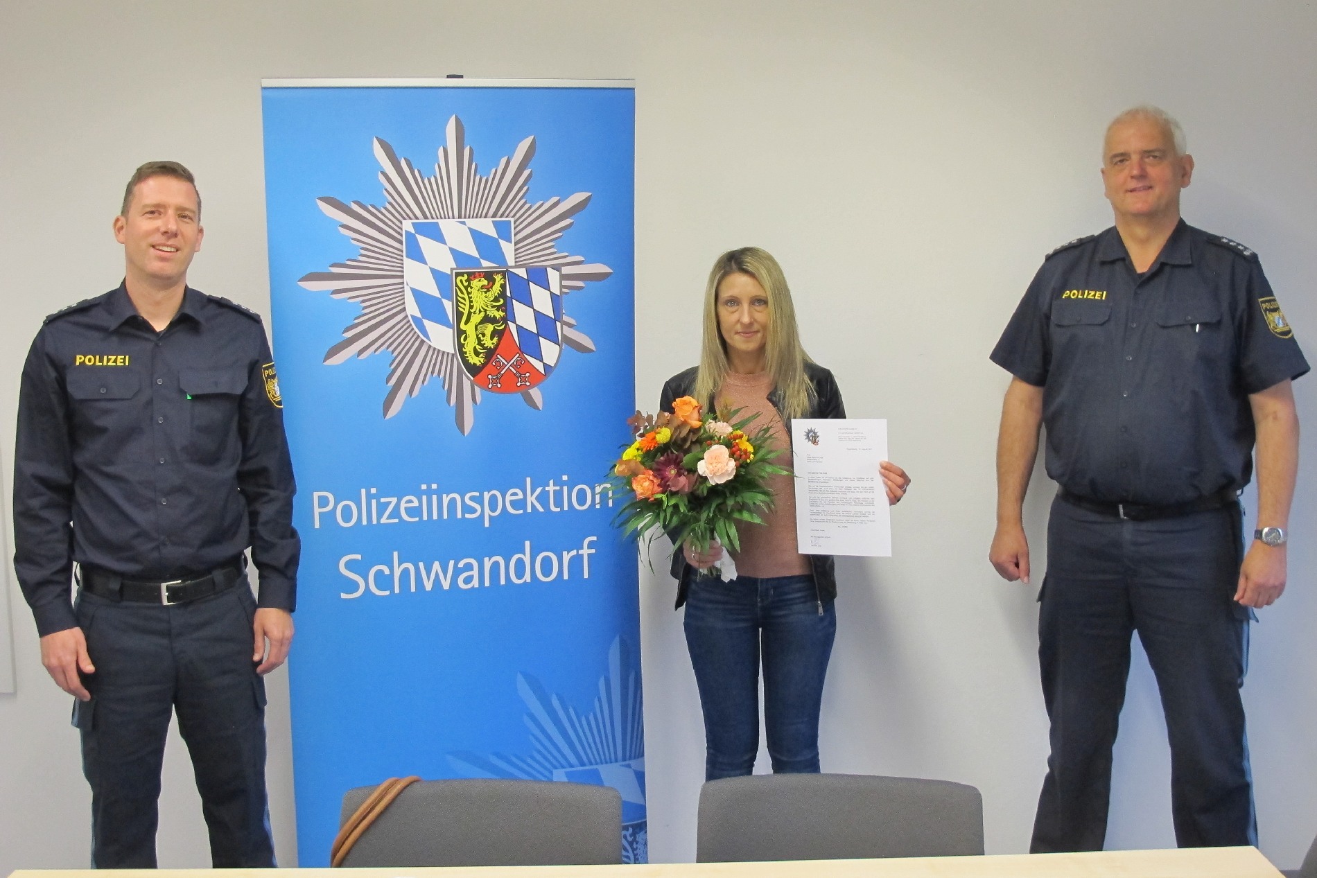 von links nach rechts: PHK Amann, Frau Oana Sulik, EPHK Kott Foto: PHM Roidl, PI Schwandorf