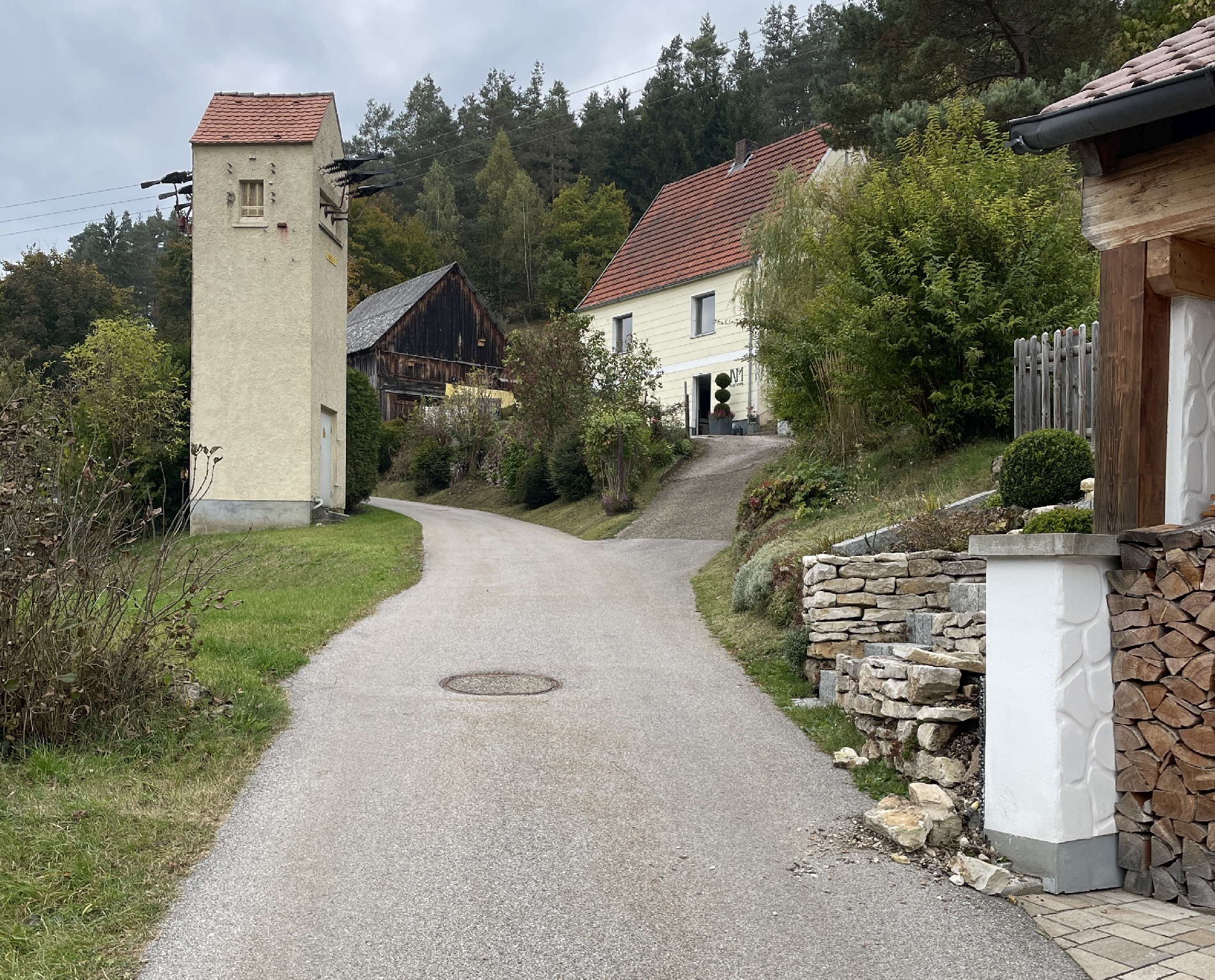 Der Unfallverursacher flüchtete und hinterließ die beschädigte Steinmauer Foto: Polizei Amberg