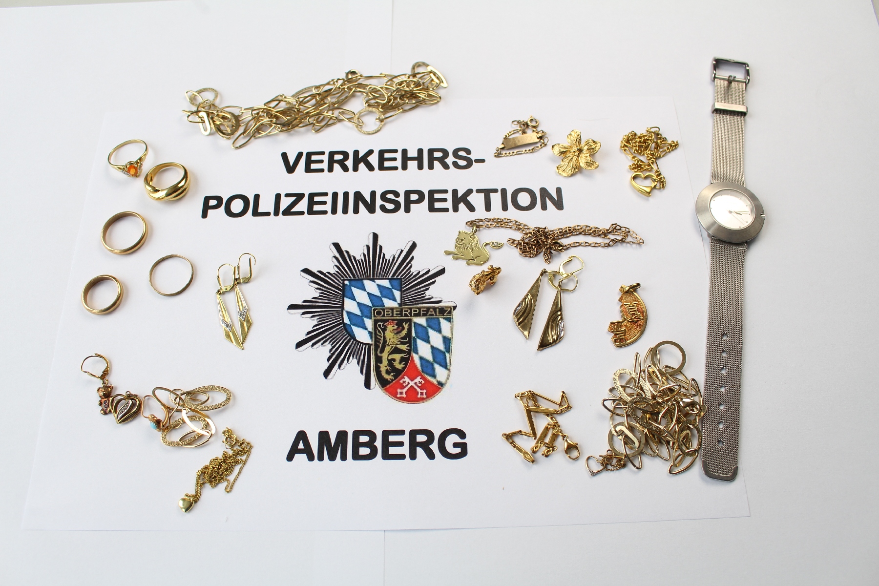 Bei Kontrolle auf der A6 bei Ursensollen gestohlenen Schmuck und Bargeld aufgefunden