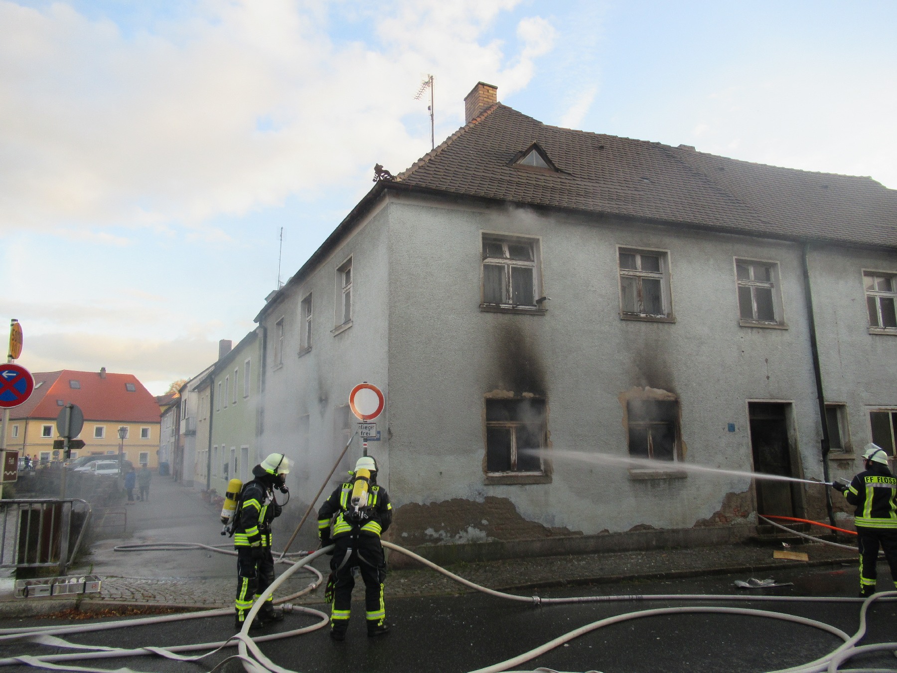 Auch aufgrund des Alters ist die rechte Gebäudehälfte nach dem Brand einsturzgefährdet Foto: Polizei NEW