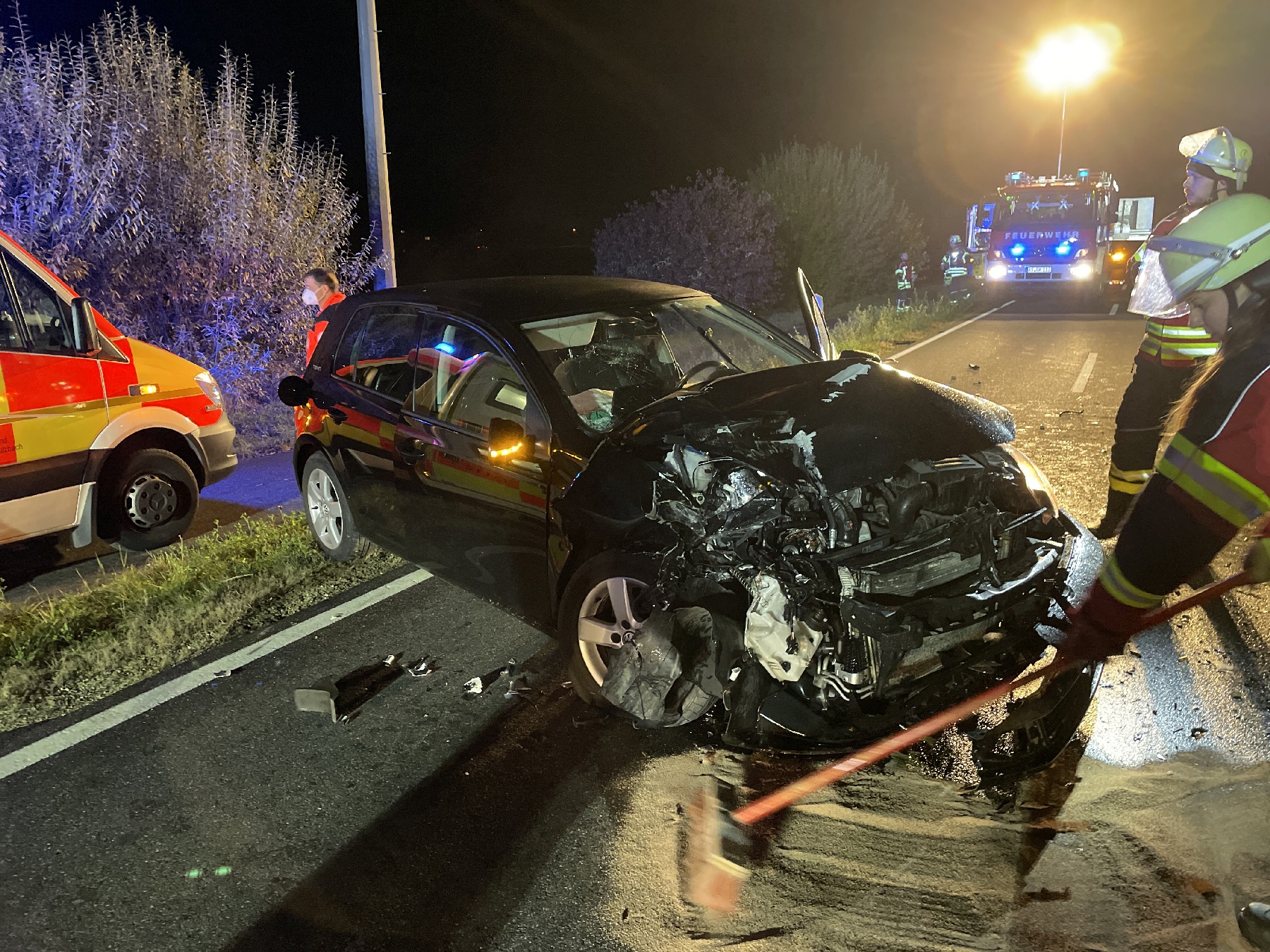 Der Golf wurde bei dem Unfall total beschädigt, der Fahrer schwerverletzt ins Krankenhaus gebracht Foto: Polizei Amberg