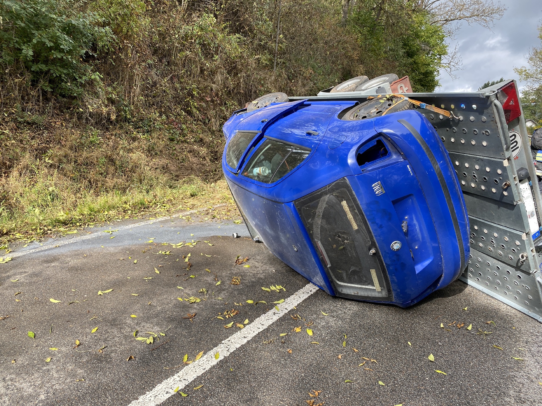 Der Anhänger löste und überschlug sich Foto: Polizei Amberg