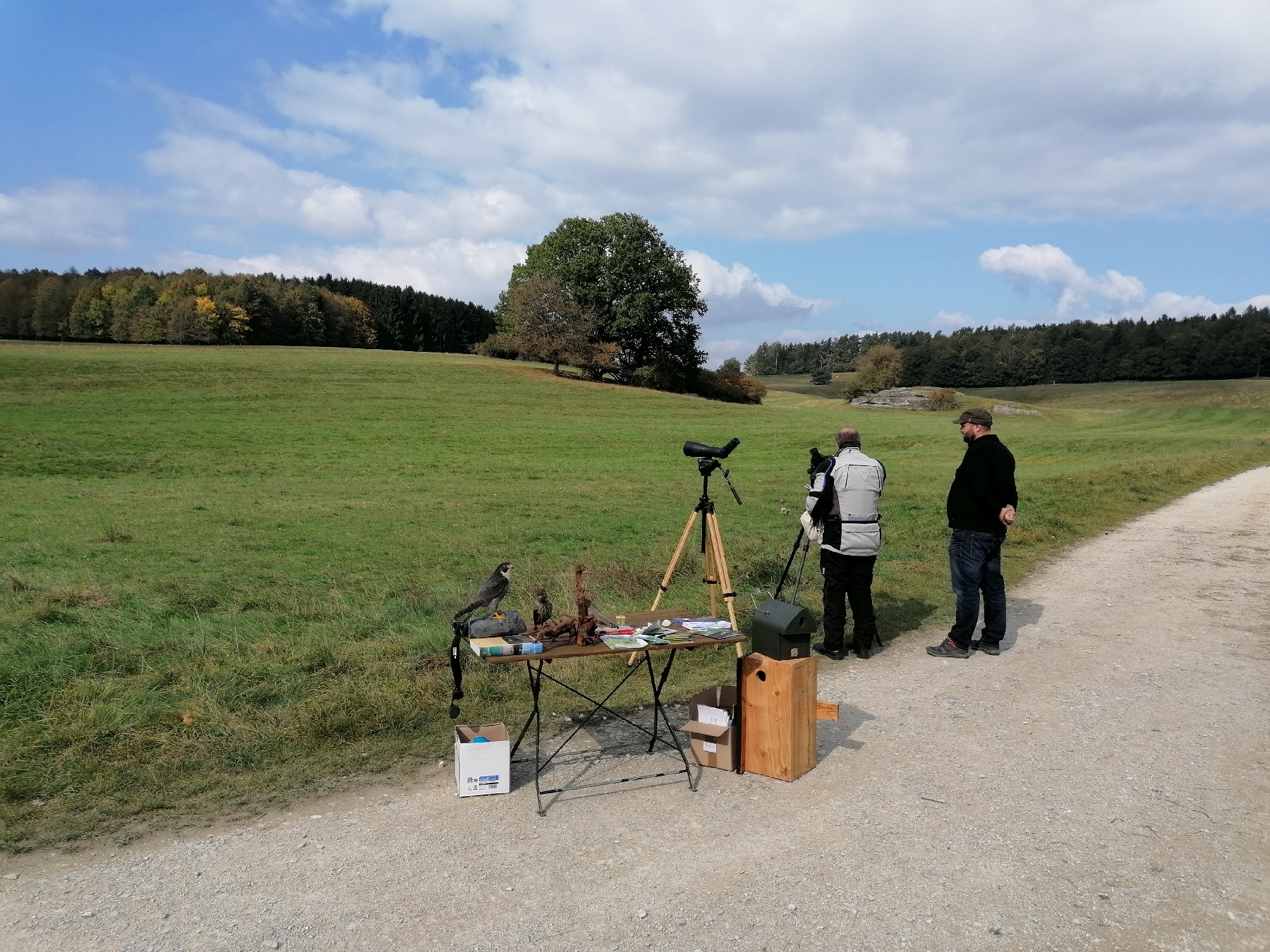 Biodiversitätsberater Johannes Pirner und Naturpark-Ranger Jonas Nelhiebel informierten am „Global Bird Weekend“ die Besucher des Landschaftsschutzgebiets Ammerbachtal über die heimische Vogelartenvielfalt. Foto © Johannes Pirner, Stadt Amberg