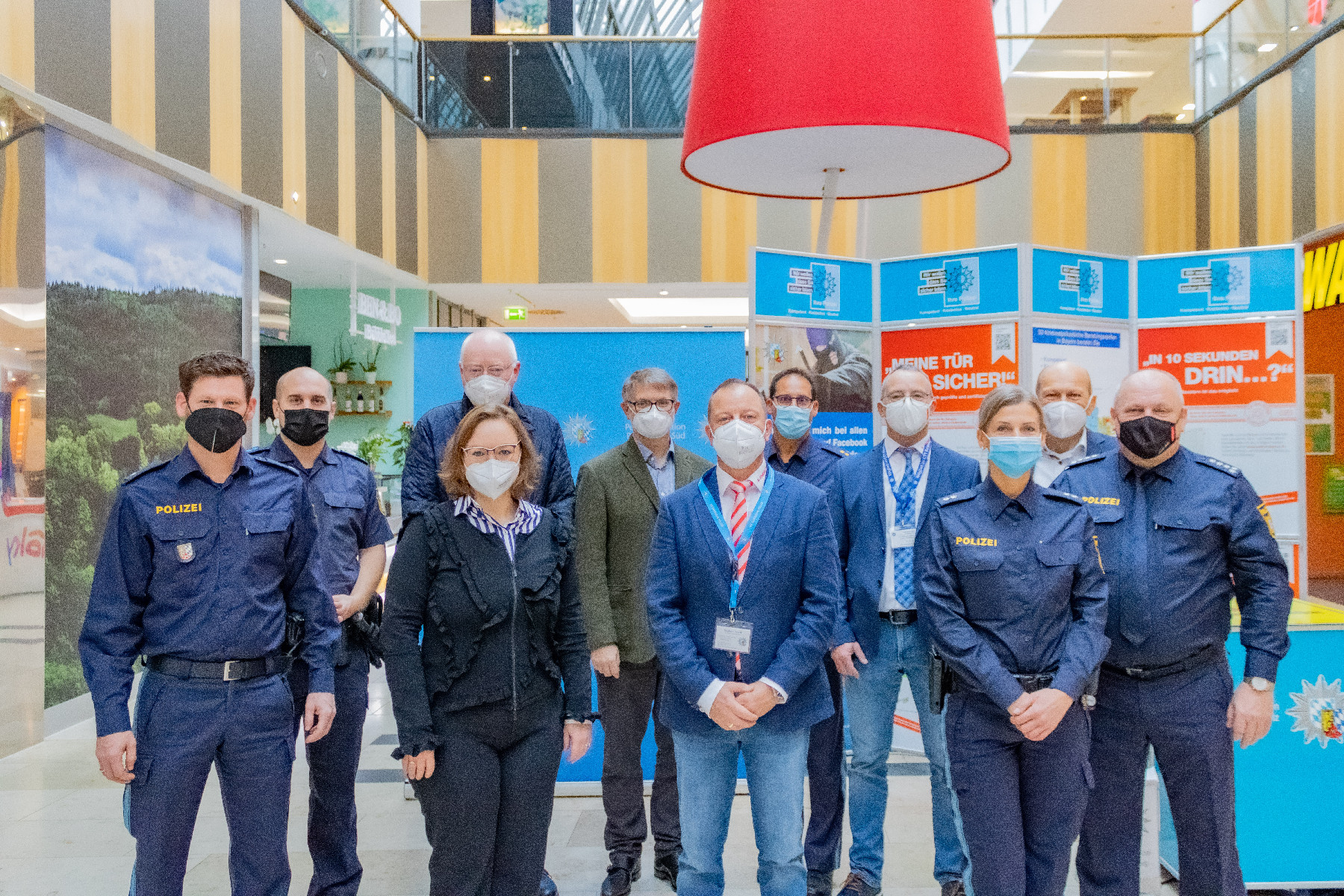 PK Geißler Daniel (Pressesprecher PI Regensburg Süd), PHM Ferstl Johannes (Präventionsbeamter PI Regensburg Süd), Frau Vanek (Sicherheitsbeirat Stadt Regensburg), dahinter Herr Bleckmann (Leiter Amt für öffentliche Ordnung und Straßenverkehr der Stadt Regensburg), Herr Simmich Nicolas (Leiter Management Regensburg Arcaden), KHK Ebneth Siegfried (Präventionsmitarbeiter Kriminalpolizei Regensburg), POR Huber Bernhard (stellv. Dienststellenleiter PI Regensburg Süd), KHK Gradl Ludwig (Präventionsmitarbeiter Kriminalpolizei Regensburg), POKin Bauer Sonja (Präventionsbeauftragte PI Regensburg Nord), EKHK Meier Johann (Kommissariatsleiter K7 Kriminalpolizei Regensburg), EKHK Stegerer Ludwig (Leiter Polizeiinspektion Regensburg Nord)