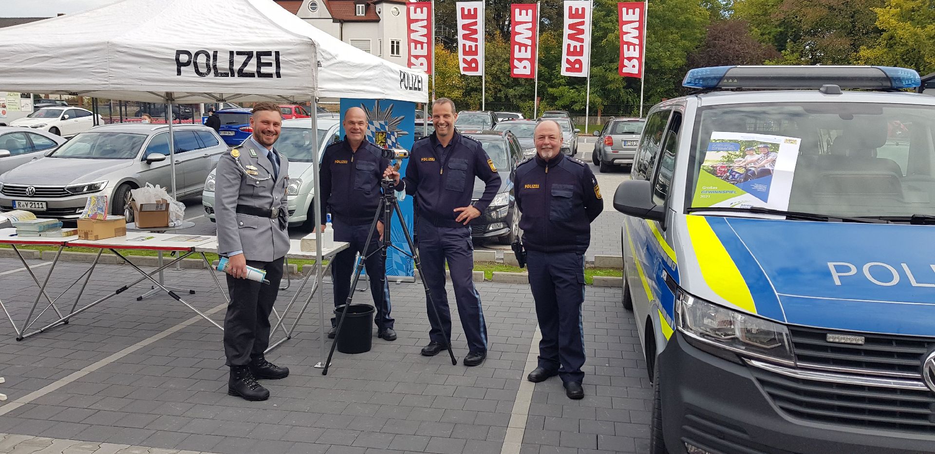 v.l.n.r.: Ein interessierter Verkehrsteilnehmer mit PHK Maximilian Scheuerer, PHK Albert Brück und PHK Alfons Zenger am Info-Stand Foto: Hastreiter