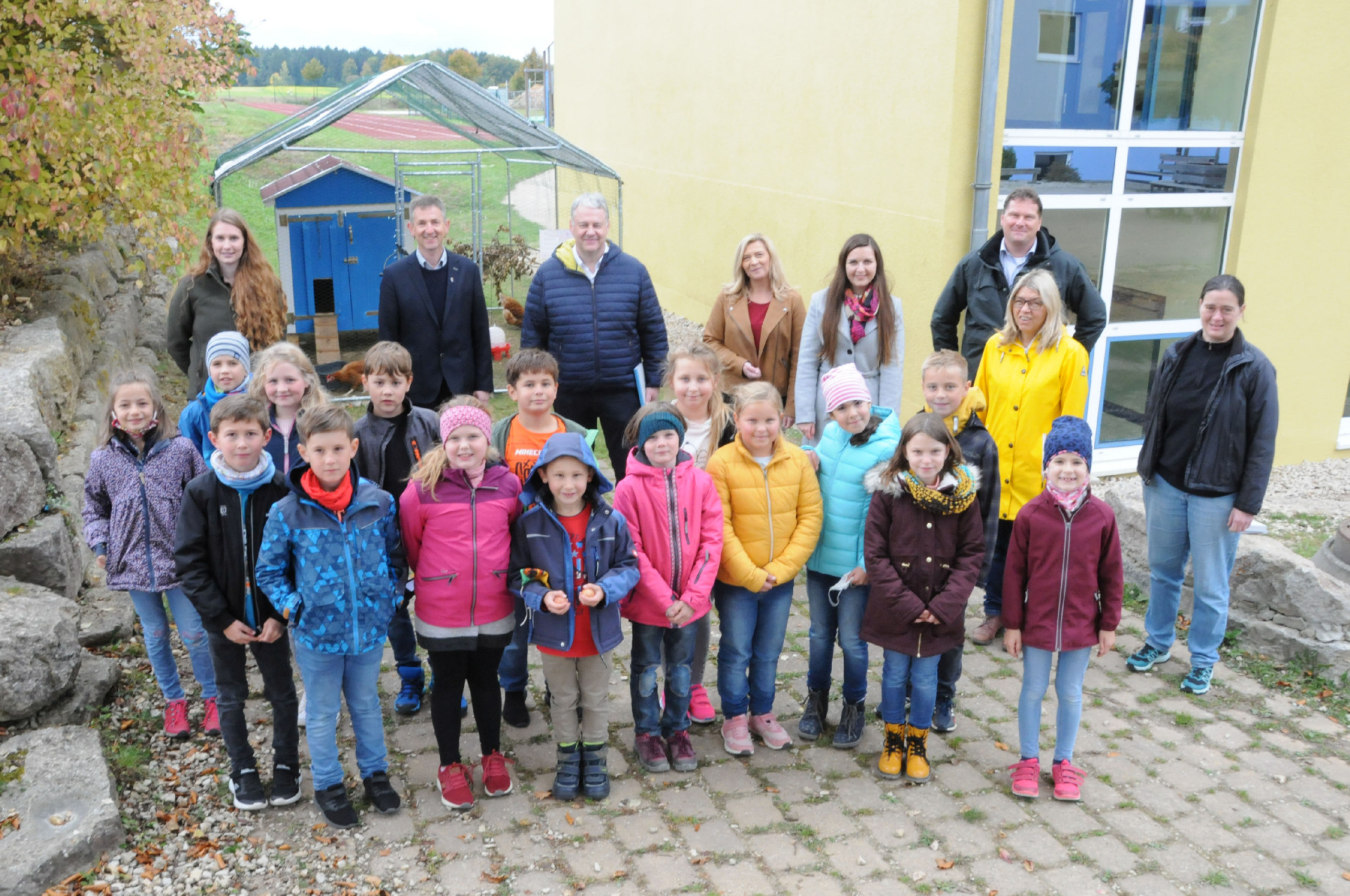 Magdalena Neidl hatte die Idee des Schulhühnerprojekts, das sie nun Bürgermeister Albert Geitner, Landrat Richard Reisinger, Nicole Graf und Regionalmanagerin Katharina Schenk (hi.v.li.) vorstellte. Hinten von rechts: Konrektorin Sigrid Kerschl, Klassenleiterin Sabine Süß und Schulleiter Peter Großmann Foto: Christine Hollederer