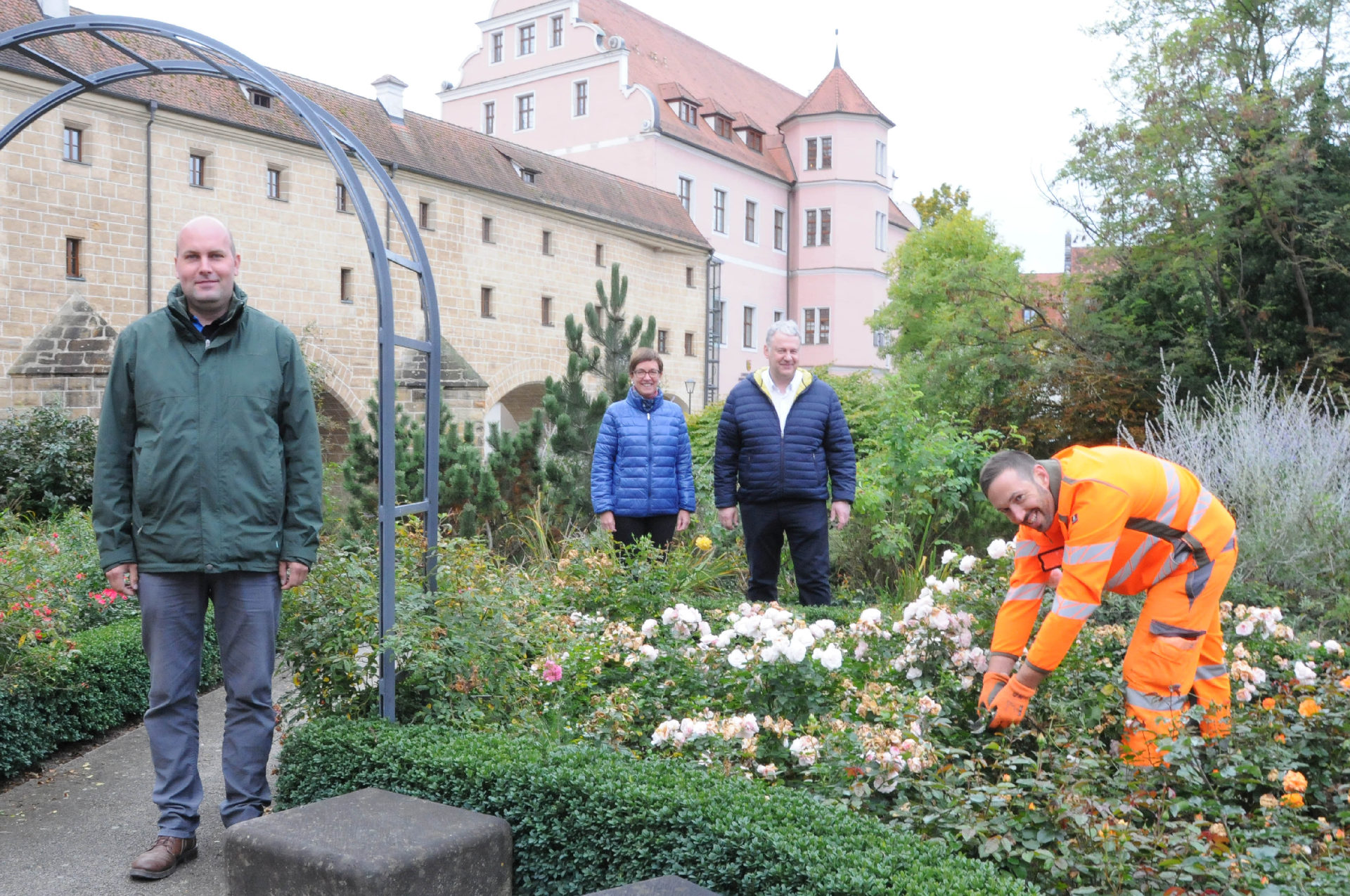 Michael Dietrich ist der neue Gärtner im Landkreis Amberg-Sulzbach. Landrat Richard Reisinger und Sachgebietsleiterin Michaela Basler hießen ihn sowie den neuen Kreisfachberater für Gartenkultur und Landespflege Markus Fuchs (v.re.) willkommen Foto: Christine Hollederer