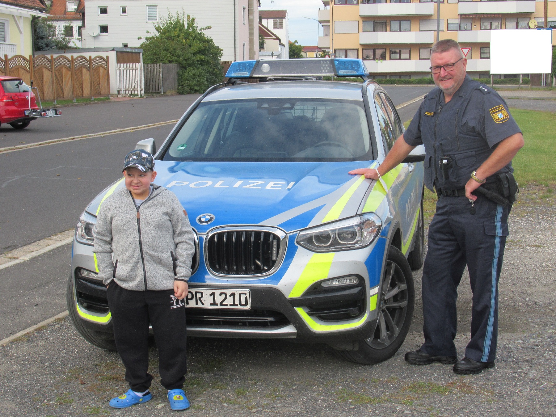 Jannik durfte im Polizeiauto eine Runde drehen Foto: Polizei