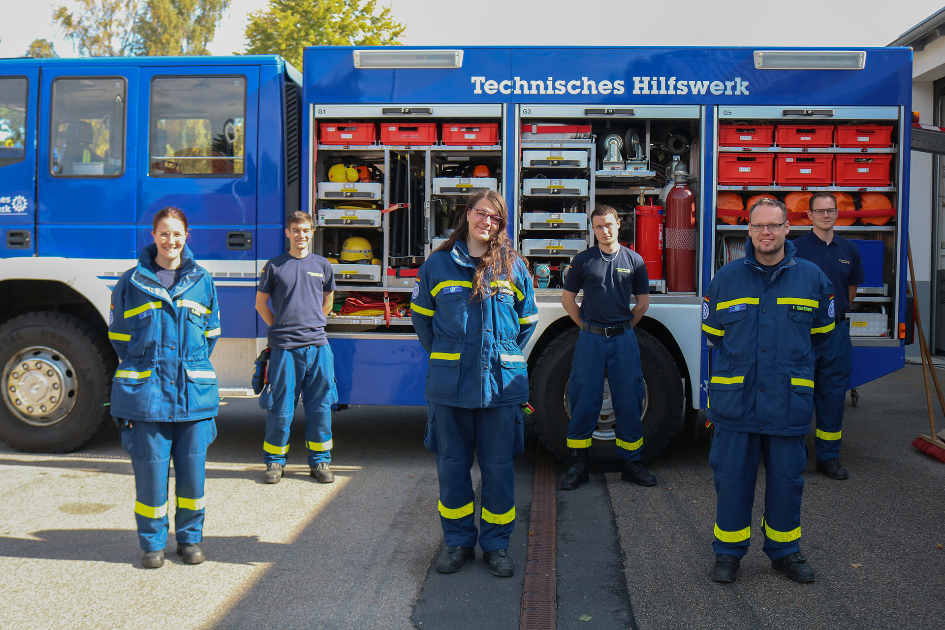 vordere Reihe von links: Die neuen Einsatzkräfte Sarah Gösch, Johanna Ebensberger und Torsten Segerer, hintere Reihe von links: Die Ausbildungsbeauftragten Matthias Kraus und Marco Maier sowie Zugführer Christoph Hollweck Foto: THW/ Marina Grasser  