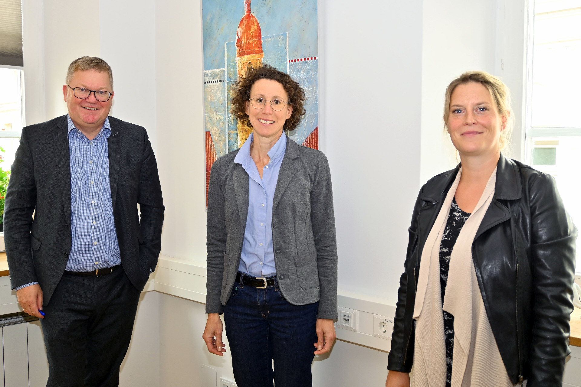 Von links nach rechts: Oberbürgermeister Michael Cerny, die neue Leiterin Smart City Julia Schönhärl und Jasmin Hannich, Leiterin des Bauordnungs-, Baurechts- und Stadtentwicklungsamts der Stadt Amberg. Foto: Susanne Schwab, Stadt Amberg