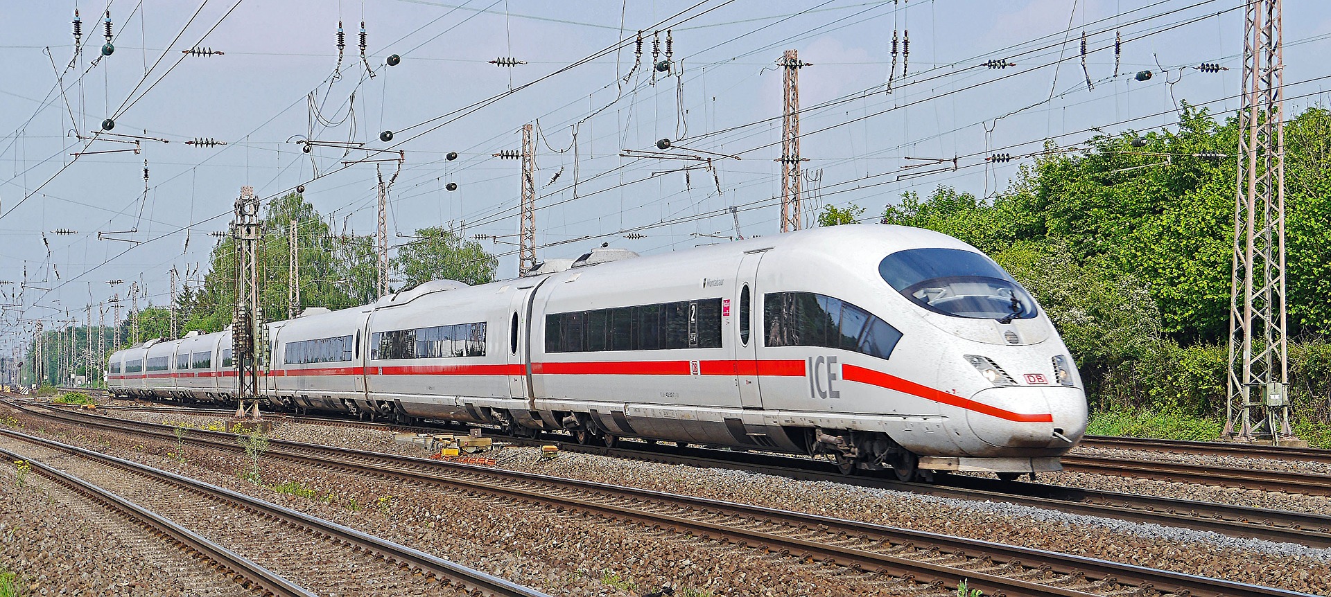 Oberleitung auf der Bahnstrecke Regensburg – Passau von Zuckerrübenvollernter heruntergerissen