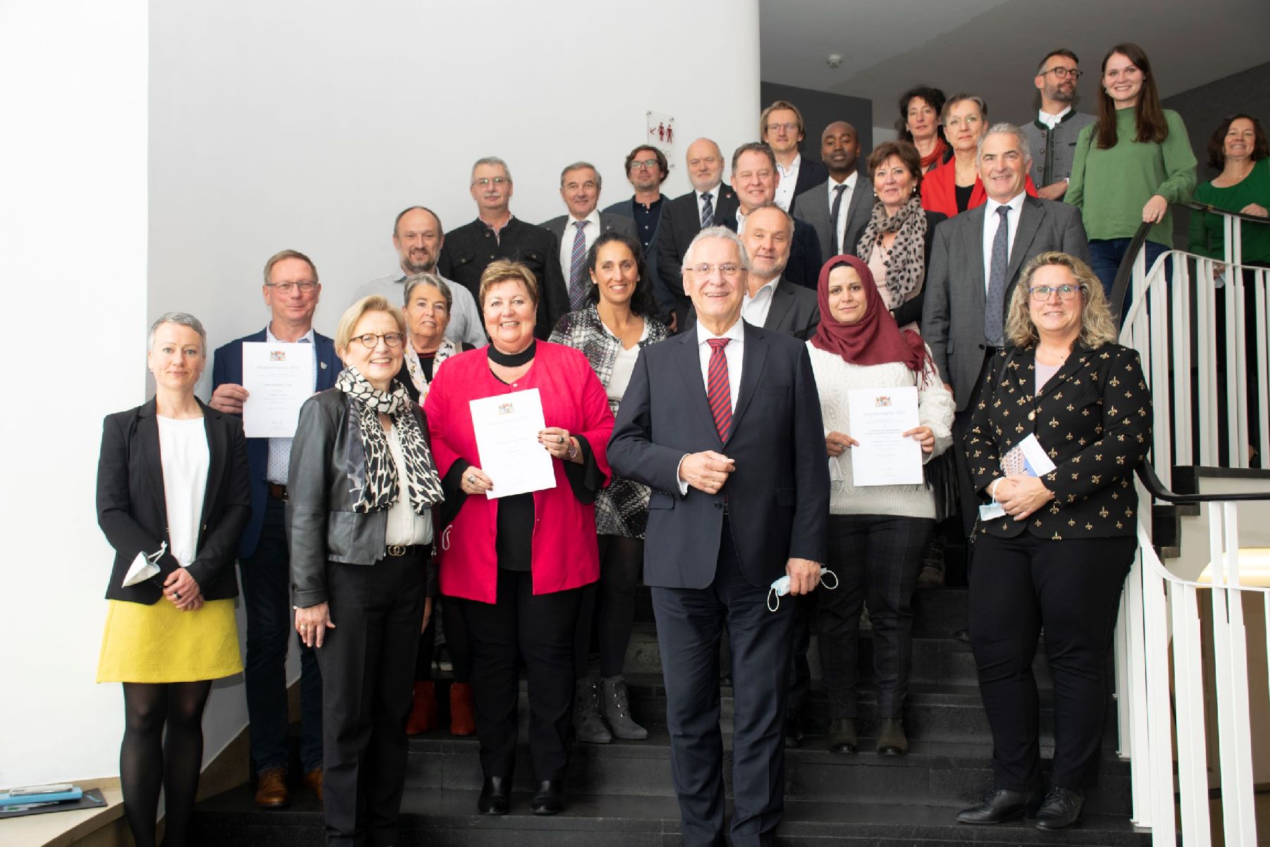 Innen- und Integrationsminister Joachim Herrmann (vorne, Mitte), Regierungspräsidentin Maria Els (vorne, 2. v. l.) und Regierungsvizepräsidentin Sabine Kahle-Sander (vorne, l.) mit den Preisträgerinnen und Preisträgern der Oberbayerischen Integrationspreise 2020 und 2021 Foto: © Rositha Bergold (Regierung von Oberbayern)