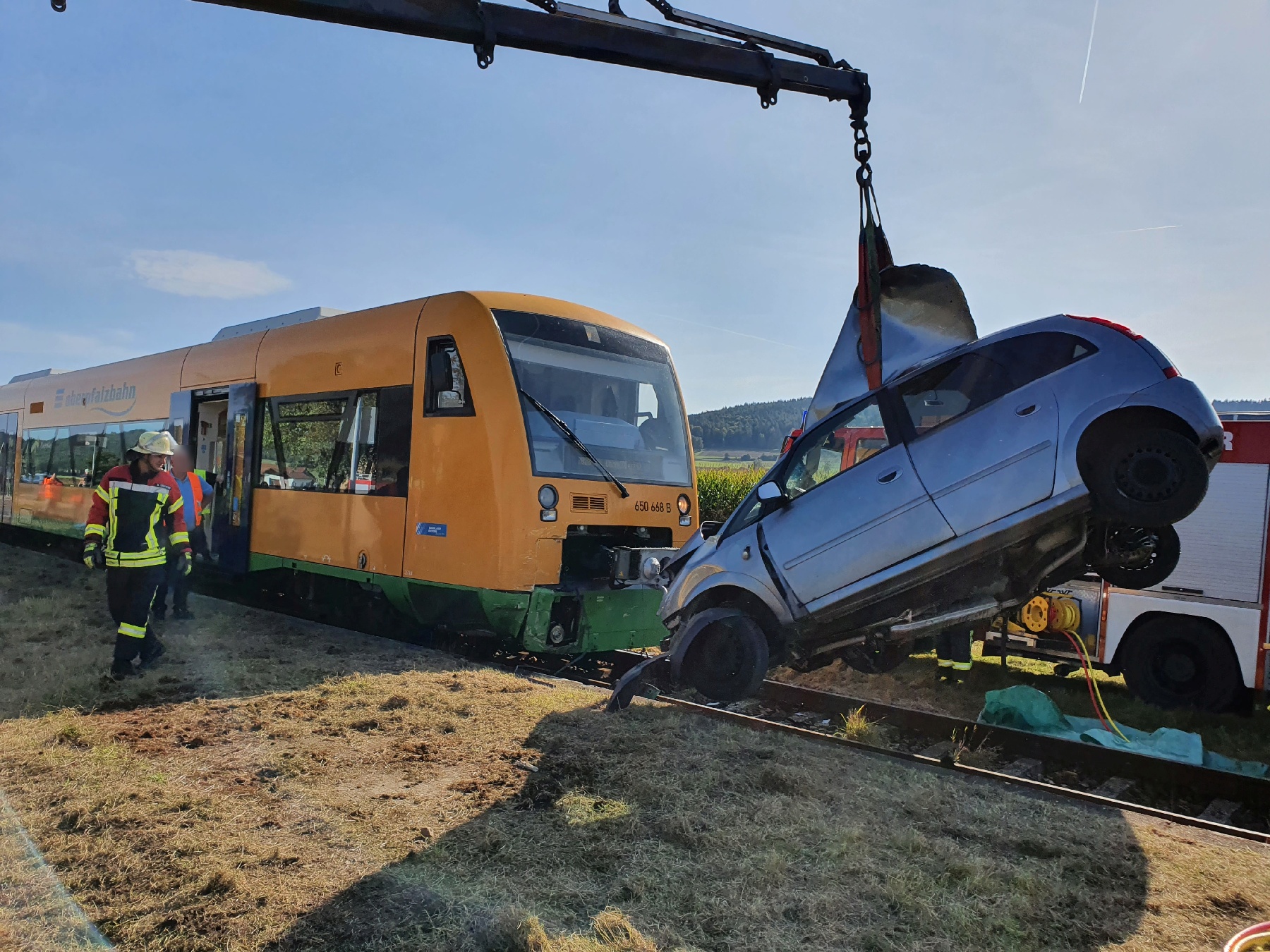 Der PKW musste mit schwerem Gerät vom Zug gelöst werden Foto: Kreisbrandinspektion Cham