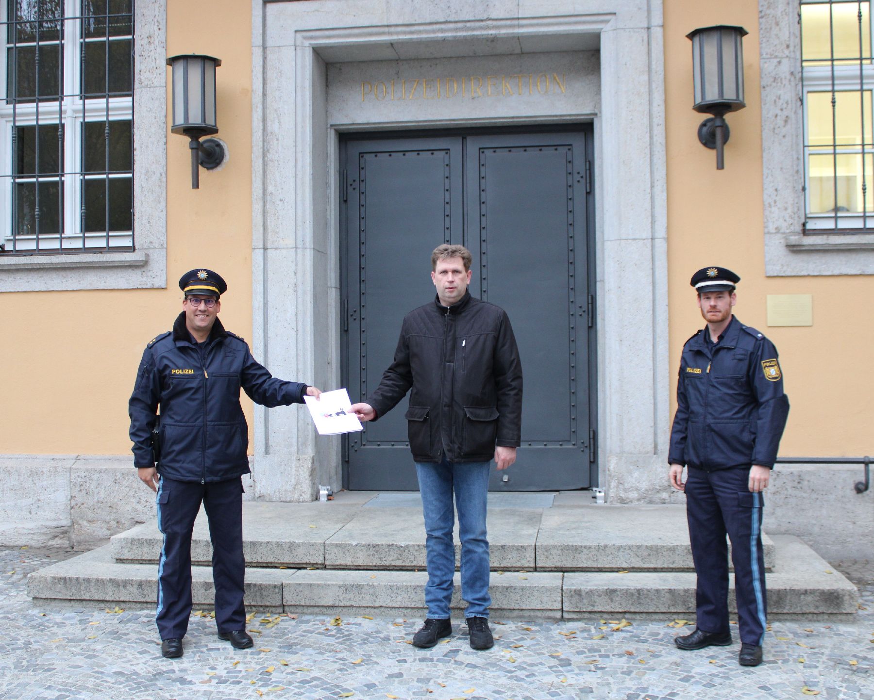 Couragierter Bürger hilft Polizeibeamten in Regensburg bei der Fahndung nach Sachbeschädiger