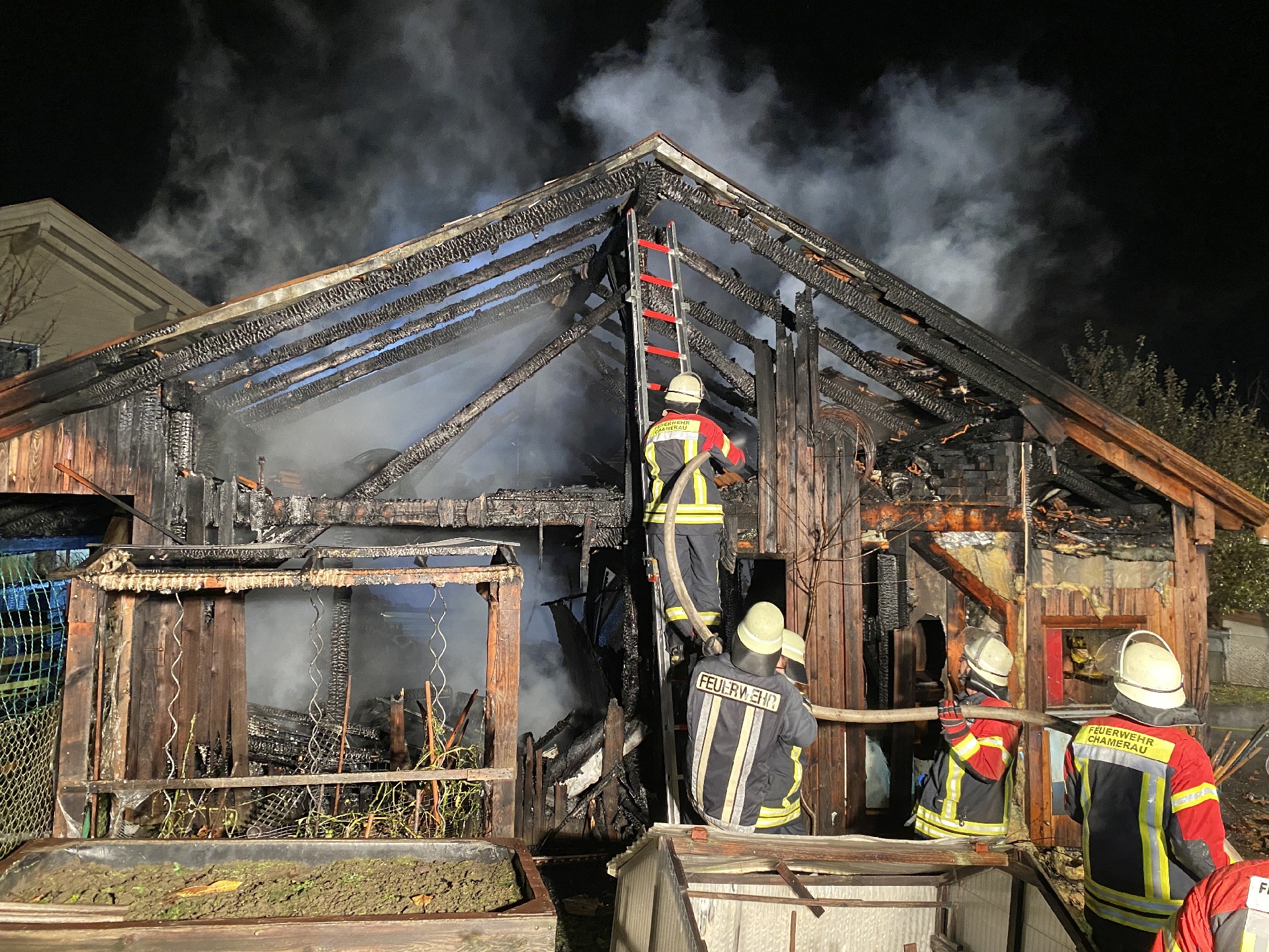 Beim Eintreffen der Einsatzkräfte stand die Halle bereits im Vollbrand Foto: Kreisbrandinspektion Cham