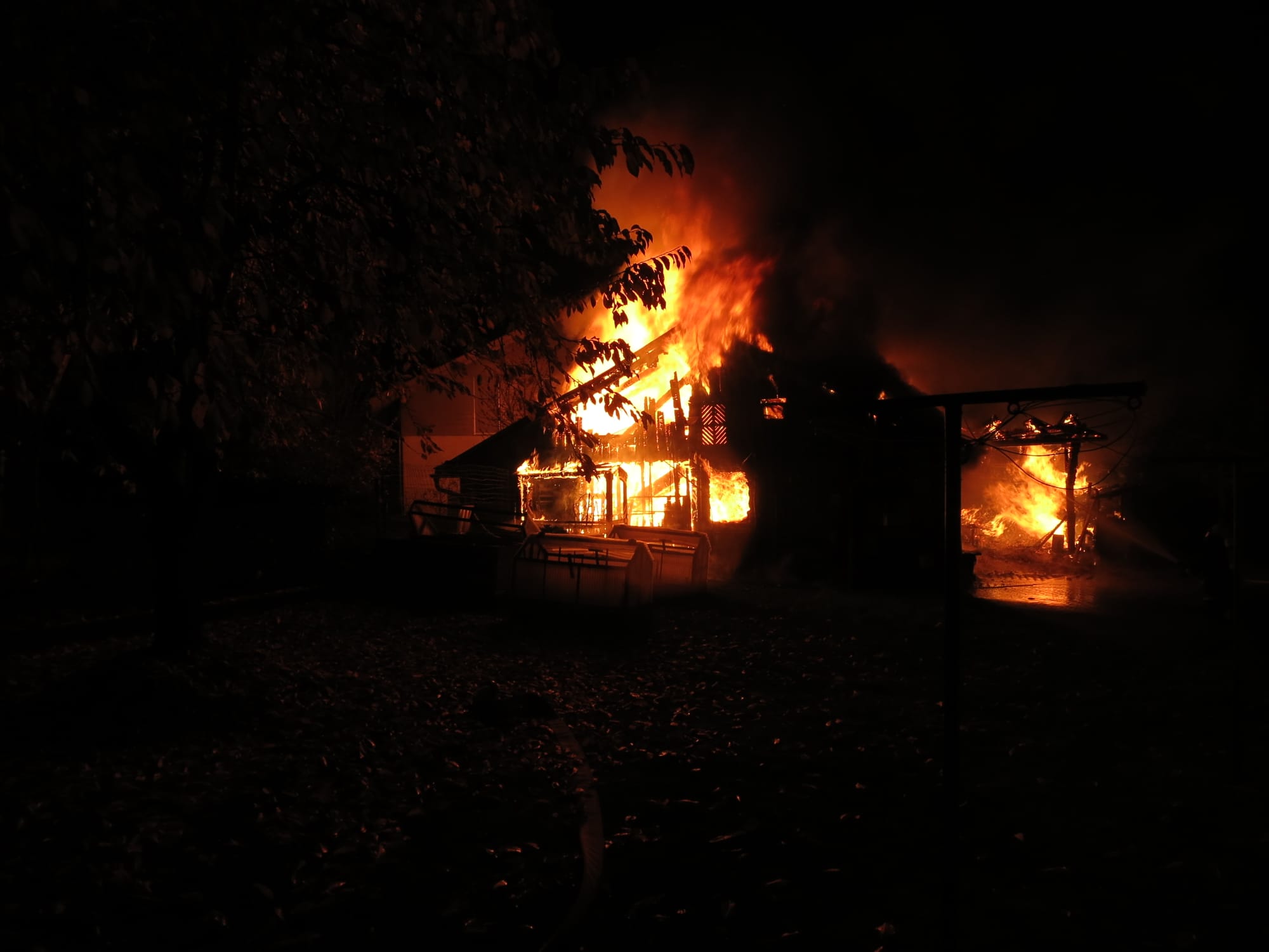 Großbrand in Garten / Gemeinde Runding