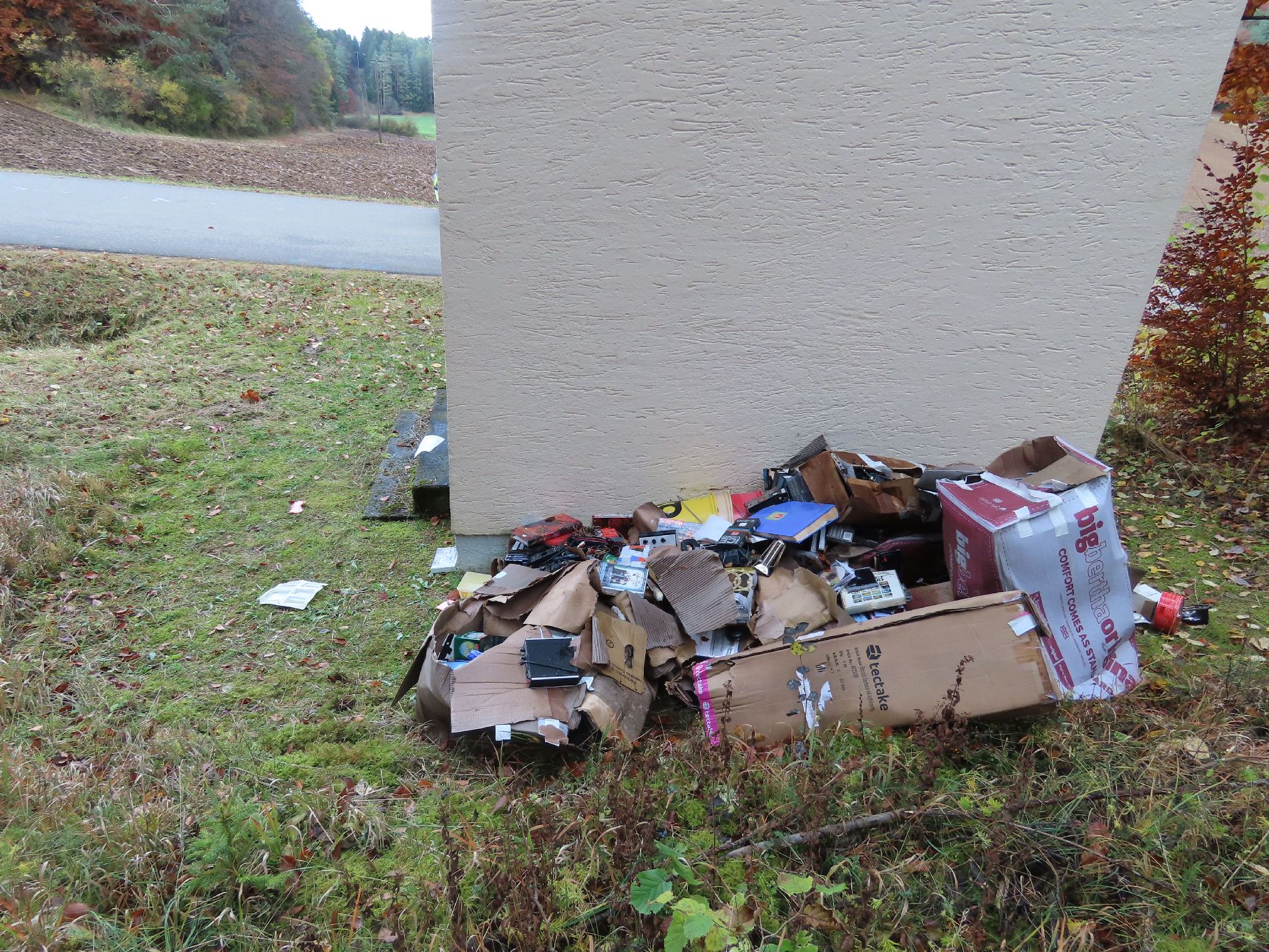 Unrat hinter dem Trafohaus bei Wurmrausch abgelagert