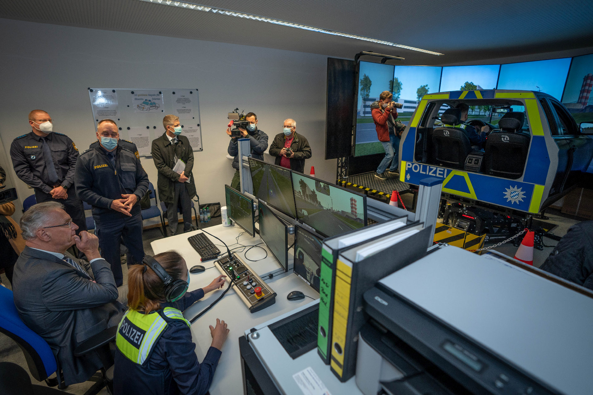 Herrmann stellt hochmoderne Fahr- und Rettungssimulatoren für die Polizeiausbildung vor